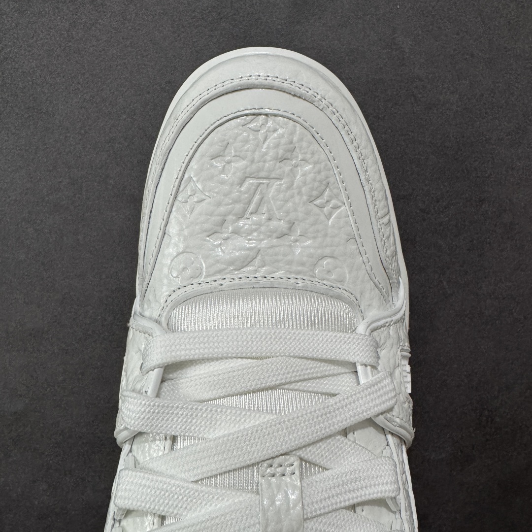 图片[8]-【广东纯原版本】Louis Vuitton Trainer lv时装走秀运动鞋 完美鞋型超高的清洁度 零毛边线头瑕疵 全套原楦原纸版原鞋开模 全网最具灵魂的版型 正确原装黄色鞋盒 正确中底印花 鞋面印花3D高频深度立体 全鞋电脑针车 紧密相连 针距密度一致 环保乳胶注塑鞋垫 厚度脚感还原原版 皮面裁剪部位 统一油边封口工艺 原装橡胶大底含胶量大底组合零偏差 专柜全套包装 防尘袋 说明书 质保卡 男女鞋 尺码：35 36 37 38 39 40 41 42 43 44 45-选品中心