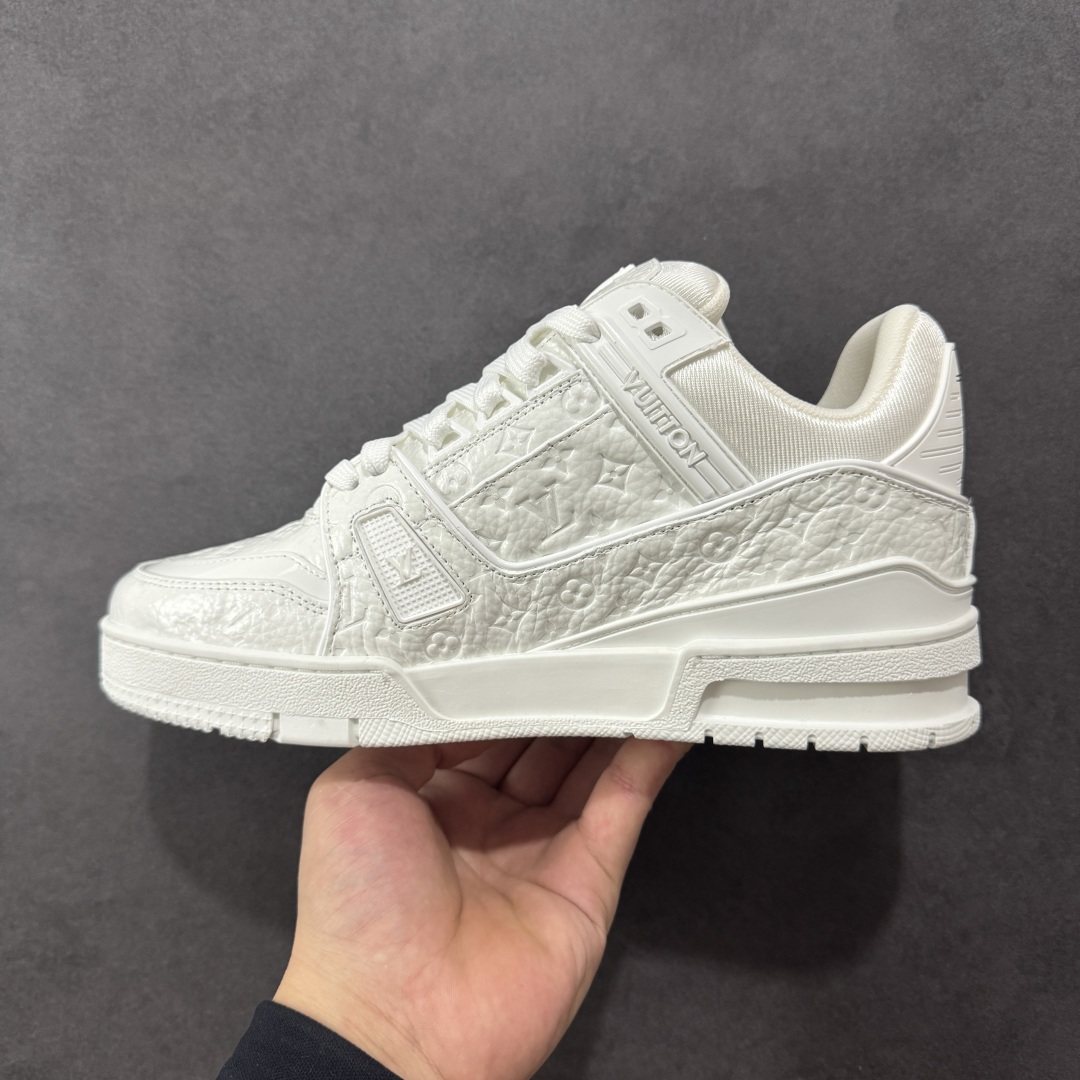 图片[2]-【广东纯原版本】Louis Vuitton Trainer lv时装走秀运动鞋 完美鞋型超高的清洁度 零毛边线头瑕疵 全套原楦原纸版原鞋开模 全网最具灵魂的版型 正确原装黄色鞋盒 正确中底印花 鞋面印花3D高频深度立体 全鞋电脑针车 紧密相连 针距密度一致 环保乳胶注塑鞋垫 厚度脚感还原原版 皮面裁剪部位 统一油边封口工艺 原装橡胶大底含胶量大底组合零偏差 专柜全套包装 防尘袋 说明书 质保卡 男女鞋 尺码：35 36 37 38 39 40 41 42 43 44 45-选品中心