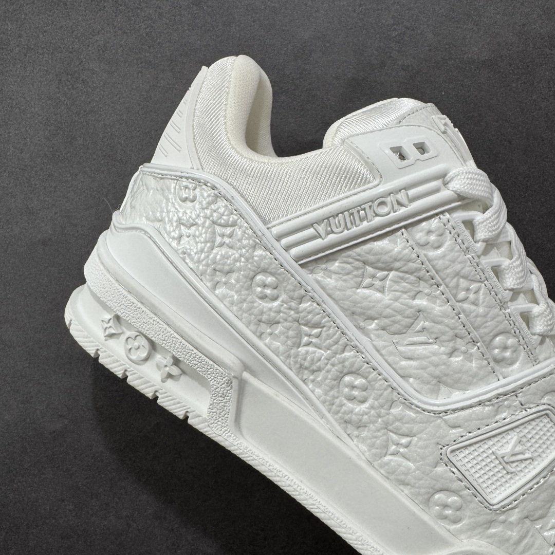 图片[6]-【广东纯原版本】Louis Vuitton Trainer lv时装走秀运动鞋 完美鞋型超高的清洁度 零毛边线头瑕疵 全套原楦原纸版原鞋开模 全网最具灵魂的版型 正确原装黄色鞋盒 正确中底印花 鞋面印花3D高频深度立体 全鞋电脑针车 紧密相连 针距密度一致 环保乳胶注塑鞋垫 厚度脚感还原原版 皮面裁剪部位 统一油边封口工艺 原装橡胶大底含胶量大底组合零偏差 专柜全套包装 防尘袋 说明书 质保卡 男女鞋 尺码：35 36 37 38 39 40 41 42 43 44 45-选品中心