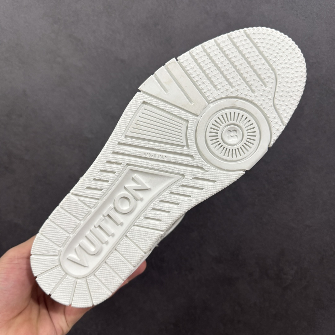 图片[9]-【广东纯原版本】Louis Vuitton Trainer lv时装走秀运动鞋 完美鞋型超高的清洁度 零毛边线头瑕疵 全套原楦原纸版原鞋开模 全网最具灵魂的版型 正确原装黄色鞋盒 正确中底印花 鞋面印花3D高频深度立体 全鞋电脑针车 紧密相连 针距密度一致 环保乳胶注塑鞋垫 厚度脚感还原原版 皮面裁剪部位 统一油边封口工艺 原装橡胶大底含胶量大底组合零偏差 专柜全套包装 防尘袋 说明书 质保卡 男女鞋 尺码：35 36 37 38 39 40 41 42 43 44 45-选品中心