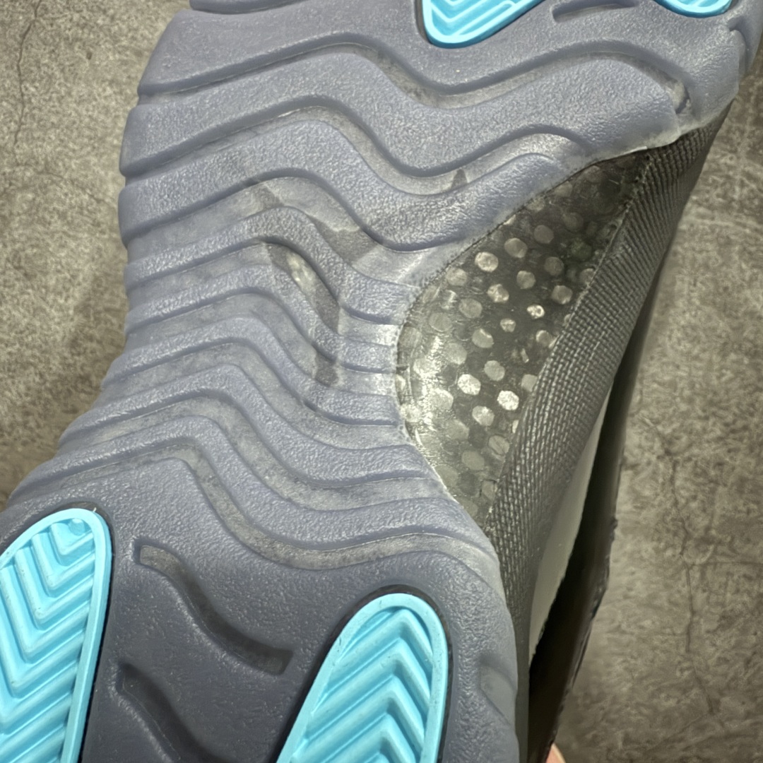 图片[9]-【TK至尊版】Air Jordan 11 “Gamma” 2025款复刻AJ11伽玛蓝 货号：CT8012-047 台湾原厂牛津布，密度紧实，感光度高 领口定型与填充物饱和度完美契合 鞋身主材质均来自三本久sadisa 俗称原厂皮料 鞋身全电脑针车，针距固定，间距平行，转弯自然 蓝色电绣飞人LOGO，饱满自然 冰蓝水晶大底，色泽鲜艳，透光度高 台湾原产碳板 盒标立体标，内置感应芯片 目前市场首个纯原版本 市场第一梯队品质 尺码：40 40.5 41 42 42.5 43 44 44.5 45 45.5 46 47.5-选品中心