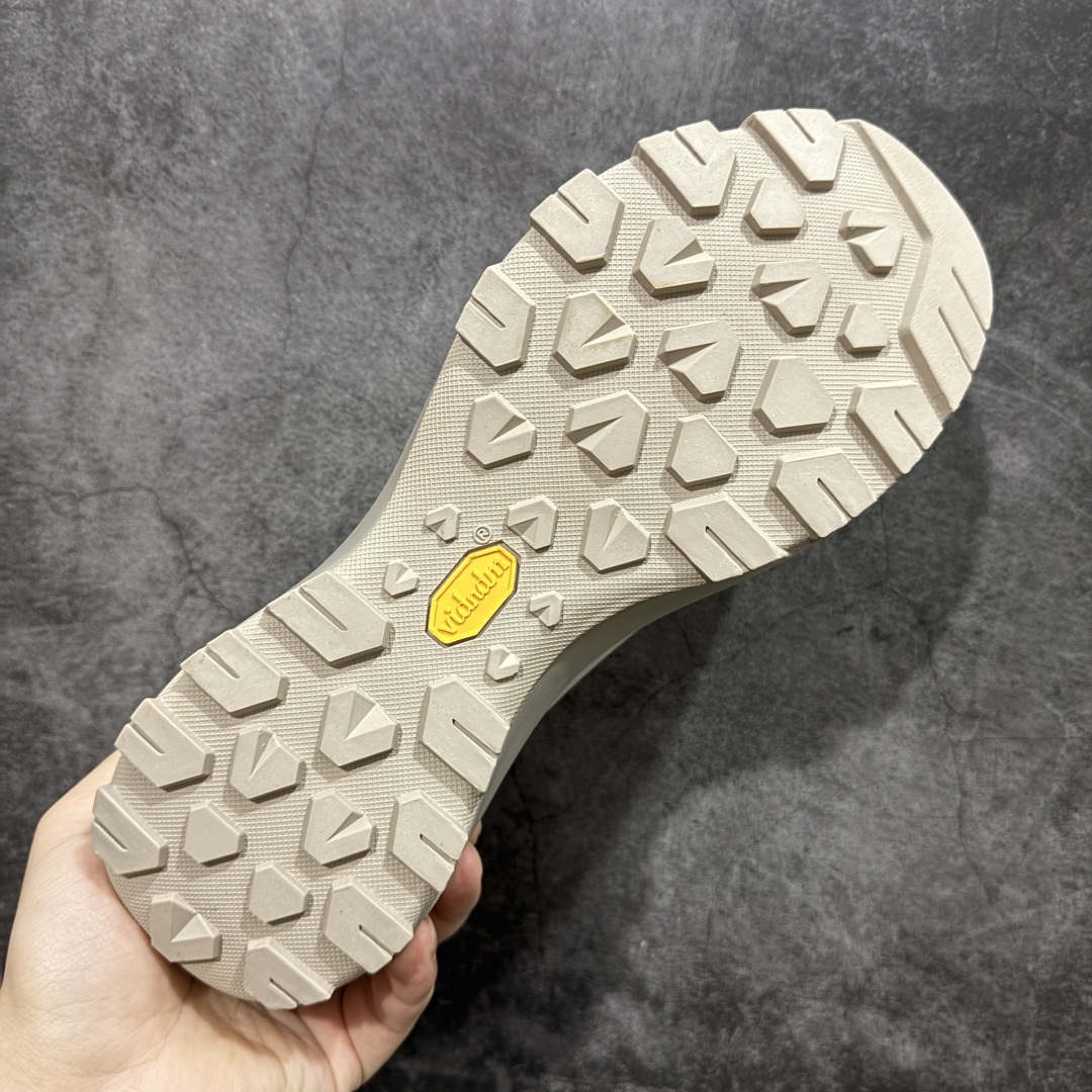 图片[9]-【公司级】Arcteryx始祖鸟 Vertex Alpine 舒适 防滑耐磨 低帮 徒步鞋 男款 灰色 官方同步上架适合技术路线单日徒步穿着 aeriosflgtx鞋受到长途野外跑步鞋的启发 适合在变化的地形上进行快速轻快的徒步旅行穿着，舒适而有支撑性，使您充满信心。该设计与脚部融为一体，可最大限度地减少摩擦，gore-tex保护膜网砂，采用gore隐形适体(invisiblefit)技术，更轻薄舒适。敏捷、稳定和技术路线上的自信源于vibram® megagrip外底、压缩eva内底以及一体的tpu。 尺码：39-44-选品中心