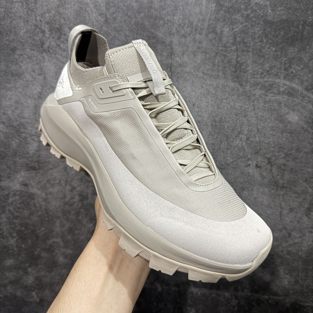 图片[3]-【公司级】Arcteryx始祖鸟 Vertex Alpine 舒适 防滑耐磨 低帮 徒步鞋 男款 灰色 官方同步上架适合技术路线单日徒步穿着 aeriosflgtx鞋受到长途野外跑步鞋的启发 适合在变化的地形上进行快速轻快的徒步旅行穿着，舒适而有支撑性，使您充满信心。该设计与脚部融为一体，可最大限度地减少摩擦，gore-tex保护膜网砂，采用gore隐形适体(invisiblefit)技术，更轻薄舒适。敏捷、稳定和技术路线上的自信源于vibram® megagrip外底、压缩eva内底以及一体的tpu。 尺码：39-44-选品中心