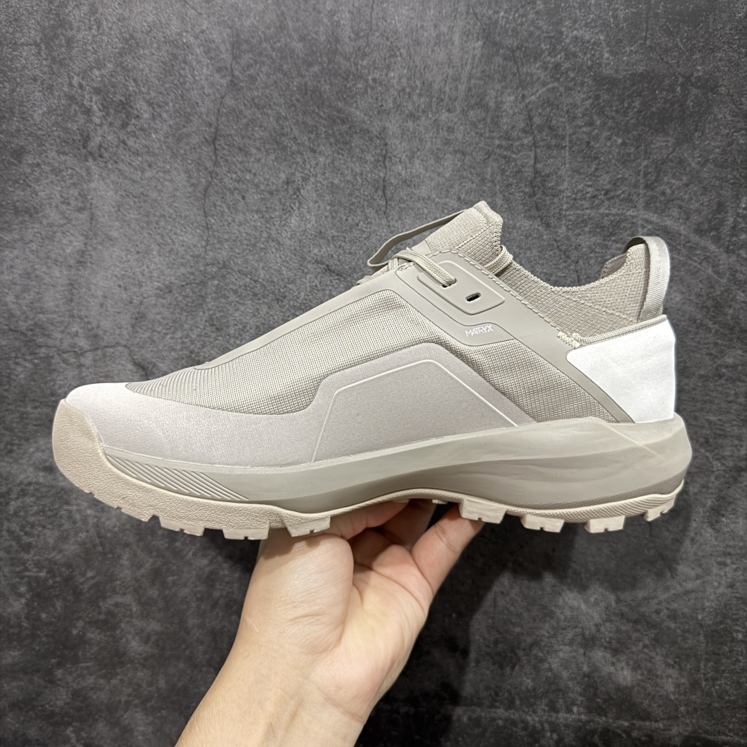 图片[2]-【公司级】Arcteryx始祖鸟 Vertex Alpine 舒适 防滑耐磨 低帮 徒步鞋 男款 灰色 官方同步上架适合技术路线单日徒步穿着 aeriosflgtx鞋受到长途野外跑步鞋的启发 适合在变化的地形上进行快速轻快的徒步旅行穿着，舒适而有支撑性，使您充满信心。该设计与脚部融为一体，可最大限度地减少摩擦，gore-tex保护膜网砂，采用gore隐形适体(invisiblefit)技术，更轻薄舒适。敏捷、稳定和技术路线上的自信源于vibram® megagrip外底、压缩eva内底以及一体的tpu。 尺码：39-44-选品中心