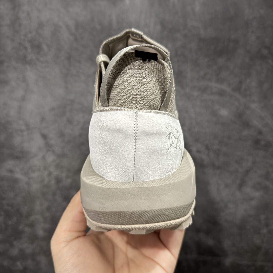 图片[4]-【公司级】Arcteryx始祖鸟 Vertex Alpine 舒适 防滑耐磨 低帮 徒步鞋 男款 灰色 官方同步上架适合技术路线单日徒步穿着 aeriosflgtx鞋受到长途野外跑步鞋的启发 适合在变化的地形上进行快速轻快的徒步旅行穿着，舒适而有支撑性，使您充满信心。该设计与脚部融为一体，可最大限度地减少摩擦，gore-tex保护膜网砂，采用gore隐形适体(invisiblefit)技术，更轻薄舒适。敏捷、稳定和技术路线上的自信源于vibram® megagrip外底、压缩eva内底以及一体的tpu。 尺码：39-44-选品中心