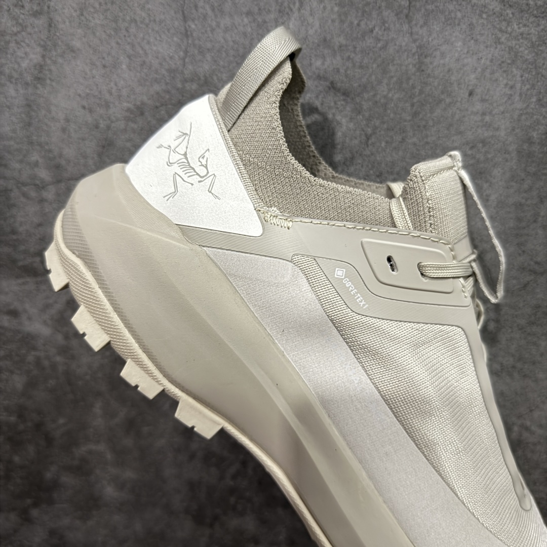 图片[7]-【公司级】Arcteryx始祖鸟 Vertex Alpine 舒适 防滑耐磨 低帮 徒步鞋 男款 灰色 官方同步上架适合技术路线单日徒步穿着 aeriosflgtx鞋受到长途野外跑步鞋的启发 适合在变化的地形上进行快速轻快的徒步旅行穿着，舒适而有支撑性，使您充满信心。该设计与脚部融为一体，可最大限度地减少摩擦，gore-tex保护膜网砂，采用gore隐形适体(invisiblefit)技术，更轻薄舒适。敏捷、稳定和技术路线上的自信源于vibram® megagrip外底、压缩eva内底以及一体的tpu。 尺码：39-44-选品中心