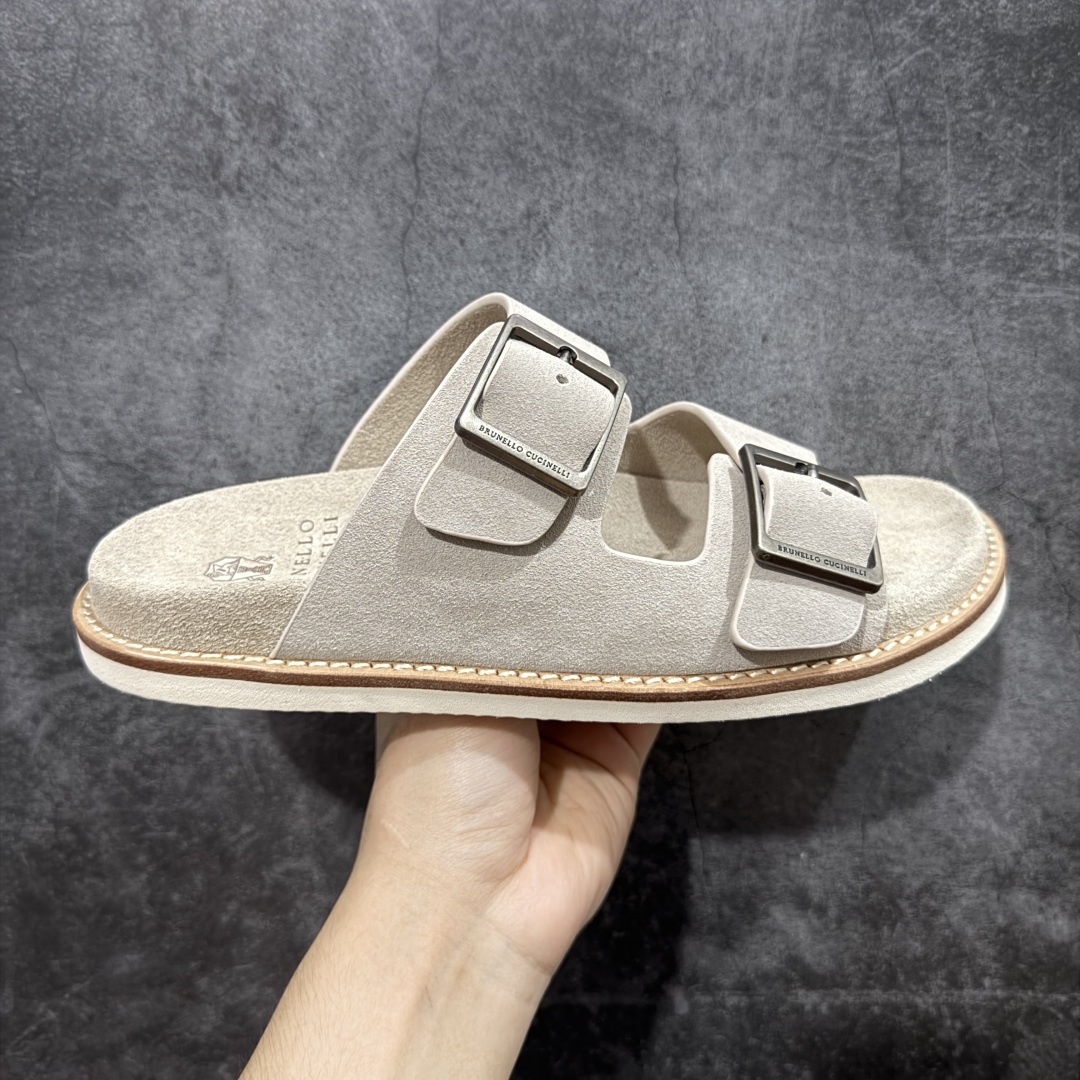 【佛山超a版】Brunello Cucinelli，BC 2025ss新款拖鞋出货 卡其色Logo二字麂皮凉拖，复古简约又不失时尚感，搭在任何穿搭上，都能轻松提升整体造型的精致度，每一步都走出随性自在 ，原版抽屉式包装，精致而大气i！ 面料：反毛皮 大底：超轻橡胶发泡 尺码：男款39-45-选品中心