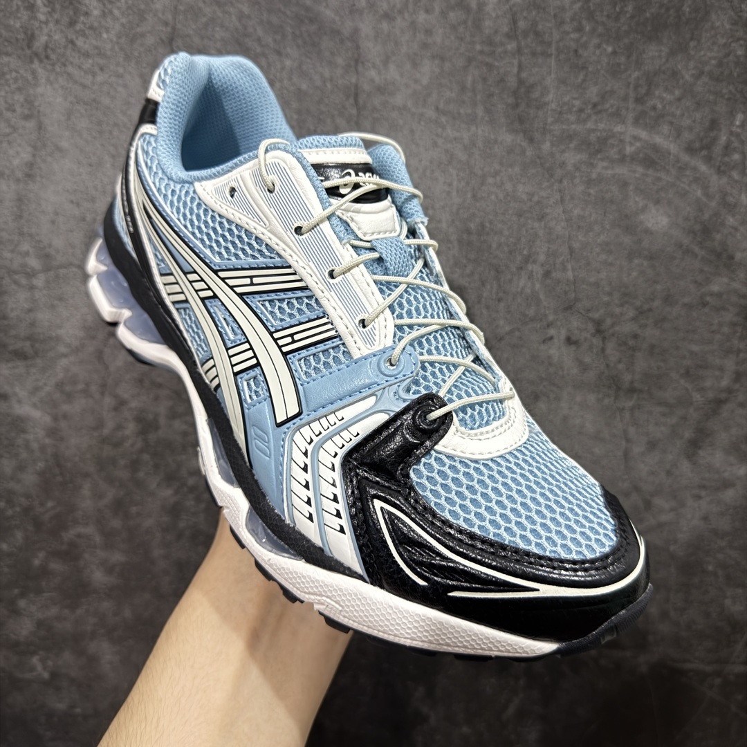 图片[3]-【总裁版】 ASICS GEL-KAYANO 14 亚瑟士系列轻量缓震休闲运动跑步鞋 市场天花板品质 鞋型细节秒杀市场流通版本 知名大厂出品 原版开发 细节完美把控 独家私模五层组合大底 原厂定制缓震硅胶加持 原盒原配 官方四联吊牌 一比一同步原鞋工艺和用料 后跟一样采用了GEL缓震胶 整体系列设计非常的科技感！ 锻炼跑步的同时让你一样时尚百搭！ 设计师 Hidenori Yamashita 以「Flash」一词为灵感，创造出未来感金属色鞋面，改造升级内在性能，由内而外全面革新，为 GEL-KAYANO 家族传承及经典跑鞋文化的延续，创下里程碑式作品。ASICS GEL – KAYANO 14 跑鞋重新诠释了复古的跑步形状，并以其 2000 年代后期的美学理念重新铺装，银色与蓝色的鞋面极为高档.网面铺陈与鞋面、鞋头多处细节位增添了透气性。ASICS GEL – KAYANO 14的鞋后跟部中底上以及多密度耐磨鞋底增加了 GEL 缓震胶，提供高抗冲击性、缓冲性、可保护脚部免受地面冲击的影响，穿着舒适性十足「入手同款」 尺码：36 37 37.5 38 39 39.5 40.5 41.5 42 42.5 43.5 44 45 46-选品中心