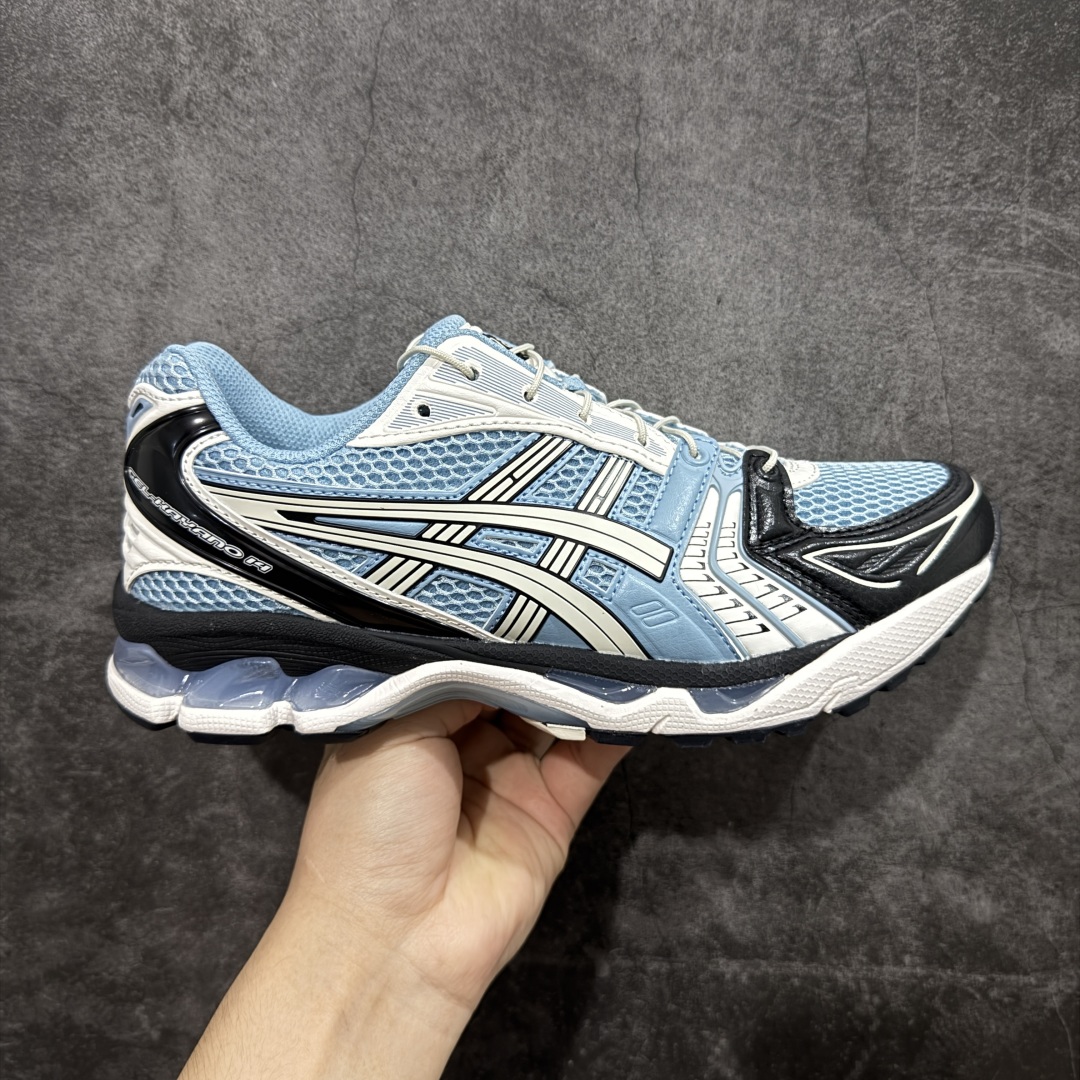 【总裁版】 ASICS GEL-KAYANO 14 亚瑟士系列轻量缓震休闲运动跑步鞋 市场天花板品质 鞋型细节秒杀市场流通版本 知名大厂出品 原版开发 细节完美把控 独家私模五层组合大底 原厂定制缓震硅胶加持 原盒原配 官方四联吊牌 一比一同步原鞋工艺和用料 后跟一样采用了GEL缓震胶 整体系列设计非常的科技感! 锻炼跑步的同时让你一样时尚百搭! 设计师 Hidenori Yamashita 以「Flash」一词为灵感,创造出未来感金属色鞋面,改造升级内在性能,由内而外全面革新,为 GEL-KAYANO 家族传承及经典跑鞋文化的延续,创下里程碑式作品。ASICS GEL - KAYANO 14 跑鞋重新诠释了复古的跑步形状,并以其 2000 年代后期的美学理念重新铺装,银色与蓝色的鞋面极为高档.网面铺陈与鞋面、鞋头多处细节位增添了透气性。ASICS GEL - KAYANO 14的鞋后跟部中底上以及多密度耐磨鞋底增加了 GEL 缓震胶,提供高抗冲击性、缓冲性、可保护脚部免受地面冲击的影响,穿着舒适性十足「入手同款」 尺码:36 37 37.5 38 39 39.5 40.5 41.5 42 42.5 43.5 44 45 46-选品中心