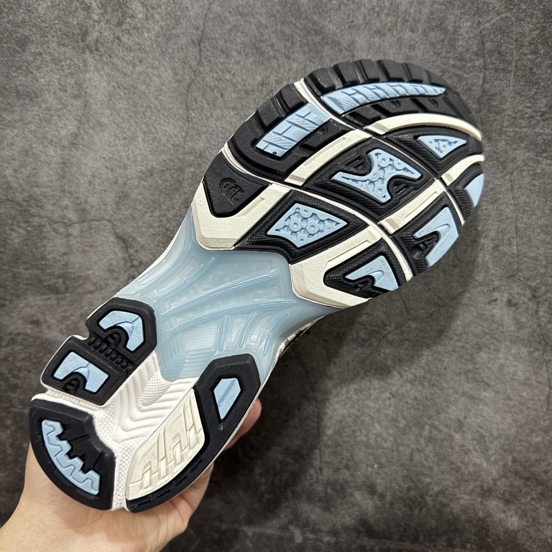 图片[9]-【总裁版】 ASICS GEL-KAYANO 14 亚瑟士系列轻量缓震休闲运动跑步鞋 市场天花板品质 鞋型细节秒杀市场流通版本 知名大厂出品 原版开发 细节完美把控 独家私模五层组合大底 原厂定制缓震硅胶加持 原盒原配 官方四联吊牌 一比一同步原鞋工艺和用料 后跟一样采用了GEL缓震胶 整体系列设计非常的科技感！ 锻炼跑步的同时让你一样时尚百搭！ 设计师 Hidenori Yamashita 以「Flash」一词为灵感，创造出未来感金属色鞋面，改造升级内在性能，由内而外全面革新，为 GEL-KAYANO 家族传承及经典跑鞋文化的延续，创下里程碑式作品。ASICS GEL – KAYANO 14 跑鞋重新诠释了复古的跑步形状，并以其 2000 年代后期的美学理念重新铺装，银色与蓝色的鞋面极为高档.网面铺陈与鞋面、鞋头多处细节位增添了透气性。ASICS GEL – KAYANO 14的鞋后跟部中底上以及多密度耐磨鞋底增加了 GEL 缓震胶，提供高抗冲击性、缓冲性、可保护脚部免受地面冲击的影响，穿着舒适性十足「入手同款」 尺码：36 37 37.5 38 39 39.5 40.5 41.5 42 42.5 43.5 44 45 46-选品中心