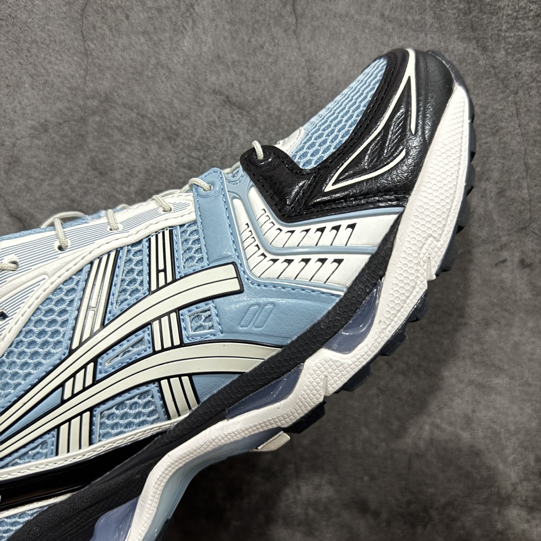 图片[6]-【总裁版】 ASICS GEL-KAYANO 14 亚瑟士系列轻量缓震休闲运动跑步鞋 市场天花板品质 鞋型细节秒杀市场流通版本 知名大厂出品 原版开发 细节完美把控 独家私模五层组合大底 原厂定制缓震硅胶加持 原盒原配 官方四联吊牌 一比一同步原鞋工艺和用料 后跟一样采用了GEL缓震胶 整体系列设计非常的科技感！ 锻炼跑步的同时让你一样时尚百搭！ 设计师 Hidenori Yamashita 以「Flash」一词为灵感，创造出未来感金属色鞋面，改造升级内在性能，由内而外全面革新，为 GEL-KAYANO 家族传承及经典跑鞋文化的延续，创下里程碑式作品。ASICS GEL – KAYANO 14 跑鞋重新诠释了复古的跑步形状，并以其 2000 年代后期的美学理念重新铺装，银色与蓝色的鞋面极为高档.网面铺陈与鞋面、鞋头多处细节位增添了透气性。ASICS GEL – KAYANO 14的鞋后跟部中底上以及多密度耐磨鞋底增加了 GEL 缓震胶，提供高抗冲击性、缓冲性、可保护脚部免受地面冲击的影响，穿着舒适性十足「入手同款」 尺码：36 37 37.5 38 39 39.5 40.5 41.5 42 42.5 43.5 44 45 46-选品中心