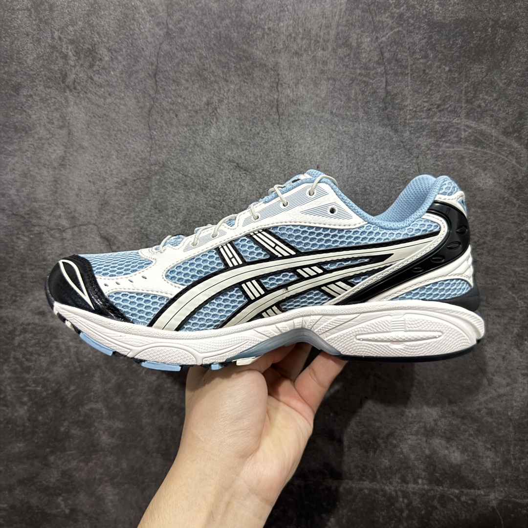 图片[2]-【总裁版】 ASICS GEL-KAYANO 14 亚瑟士系列轻量缓震休闲运动跑步鞋 市场天花板品质 鞋型细节秒杀市场流通版本 知名大厂出品 原版开发 细节完美把控 独家私模五层组合大底 原厂定制缓震硅胶加持 原盒原配 官方四联吊牌 一比一同步原鞋工艺和用料 后跟一样采用了GEL缓震胶 整体系列设计非常的科技感！ 锻炼跑步的同时让你一样时尚百搭！ 设计师 Hidenori Yamashita 以「Flash」一词为灵感，创造出未来感金属色鞋面，改造升级内在性能，由内而外全面革新，为 GEL-KAYANO 家族传承及经典跑鞋文化的延续，创下里程碑式作品。ASICS GEL – KAYANO 14 跑鞋重新诠释了复古的跑步形状，并以其 2000 年代后期的美学理念重新铺装，银色与蓝色的鞋面极为高档.网面铺陈与鞋面、鞋头多处细节位增添了透气性。ASICS GEL – KAYANO 14的鞋后跟部中底上以及多密度耐磨鞋底增加了 GEL 缓震胶，提供高抗冲击性、缓冲性、可保护脚部免受地面冲击的影响，穿着舒适性十足「入手同款」 尺码：36 37 37.5 38 39 39.5 40.5 41.5 42 42.5 43.5 44 45 46-选品中心