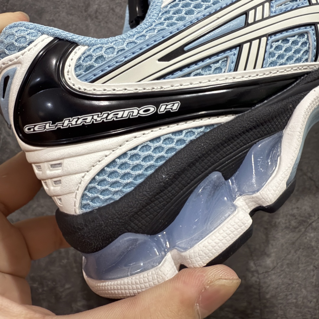 图片[3]-【总裁版】 ASICS GEL-KAYANO 14 亚瑟士系列轻量缓震休闲运动跑步鞋 市场天花板品质 鞋型细节秒杀市场流通版本 知名大厂出品 原版开发 细节完美把控 独家私模五层组合大底 原厂定制缓震硅胶加持 原盒原配 官方四联吊牌 一比一同步原鞋工艺和用料 后跟一样采用了GEL缓震胶 整体系列设计非常的科技感！ 锻炼跑步的同时让你一样时尚百搭！ 设计师 Hidenori Yamashita 以「Flash」一词为灵感，创造出未来感金属色鞋面，改造升级内在性能，由内而外全面革新，为 GEL-KAYANO 家族传承及经典跑鞋文化的延续，创下里程碑式作品。ASICS GEL – KAYANO 14 跑鞋重新诠释了复古的跑步形状，并以其 2000 年代后期的美学理念重新铺装，银色与蓝色的鞋面极为高档.网面铺陈与鞋面、鞋头多处细节位增添了透气性。ASICS GEL – KAYANO 14的鞋后跟部中底上以及多密度耐磨鞋底增加了 GEL 缓震胶，提供高抗冲击性、缓冲性、可保护脚部免受地面冲击的影响，穿着舒适性十足「入手同款」 尺码：36 37 37.5 38 39 39.5 40.5 41.5 42 42.5 43.5 44 45 46-选品中心