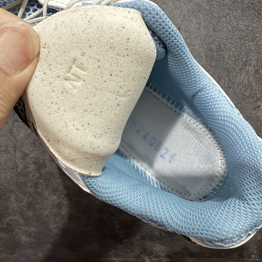 图片[9]-【总裁版】 ASICS GEL-KAYANO 14 亚瑟士系列轻量缓震休闲运动跑步鞋 市场天花板品质 鞋型细节秒杀市场流通版本 知名大厂出品 原版开发 细节完美把控 独家私模五层组合大底 原厂定制缓震硅胶加持 原盒原配 官方四联吊牌 一比一同步原鞋工艺和用料 后跟一样采用了GEL缓震胶 整体系列设计非常的科技感！ 锻炼跑步的同时让你一样时尚百搭！ 设计师 Hidenori Yamashita 以「Flash」一词为灵感，创造出未来感金属色鞋面，改造升级内在性能，由内而外全面革新，为 GEL-KAYANO 家族传承及经典跑鞋文化的延续，创下里程碑式作品。ASICS GEL – KAYANO 14 跑鞋重新诠释了复古的跑步形状，并以其 2000 年代后期的美学理念重新铺装，银色与蓝色的鞋面极为高档.网面铺陈与鞋面、鞋头多处细节位增添了透气性。ASICS GEL – KAYANO 14的鞋后跟部中底上以及多密度耐磨鞋底增加了 GEL 缓震胶，提供高抗冲击性、缓冲性、可保护脚部免受地面冲击的影响，穿着舒适性十足「入手同款」 尺码：36 37 37.5 38 39 39.5 40.5 41.5 42 42.5 43.5 44 45 46-选品中心