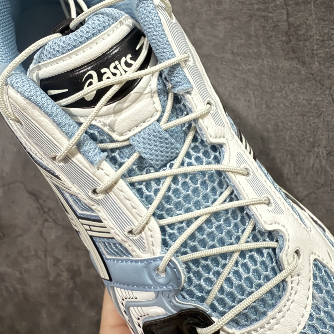 图片[6]-【总裁版】 ASICS GEL-KAYANO 14 亚瑟士系列轻量缓震休闲运动跑步鞋 市场天花板品质 鞋型细节秒杀市场流通版本 知名大厂出品 原版开发 细节完美把控 独家私模五层组合大底 原厂定制缓震硅胶加持 原盒原配 官方四联吊牌 一比一同步原鞋工艺和用料 后跟一样采用了GEL缓震胶 整体系列设计非常的科技感！ 锻炼跑步的同时让你一样时尚百搭！ 设计师 Hidenori Yamashita 以「Flash」一词为灵感，创造出未来感金属色鞋面，改造升级内在性能，由内而外全面革新，为 GEL-KAYANO 家族传承及经典跑鞋文化的延续，创下里程碑式作品。ASICS GEL – KAYANO 14 跑鞋重新诠释了复古的跑步形状，并以其 2000 年代后期的美学理念重新铺装，银色与蓝色的鞋面极为高档.网面铺陈与鞋面、鞋头多处细节位增添了透气性。ASICS GEL – KAYANO 14的鞋后跟部中底上以及多密度耐磨鞋底增加了 GEL 缓震胶，提供高抗冲击性、缓冲性、可保护脚部免受地面冲击的影响，穿着舒适性十足「入手同款」 尺码：36 37 37.5 38 39 39.5 40.5 41.5 42 42.5 43.5 44 45 46-选品中心