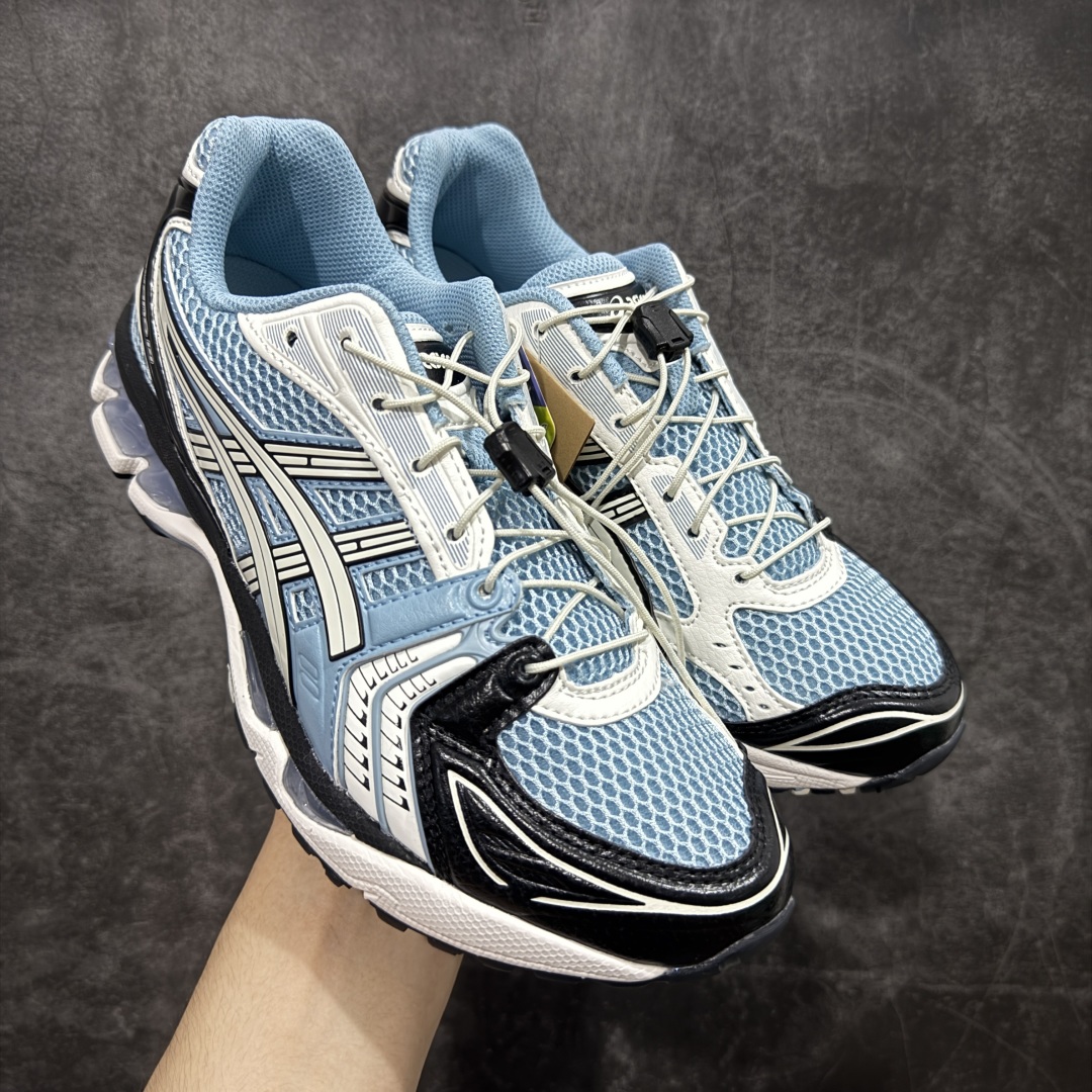 【总裁版】 ASICS GEL-KAYANO 14 亚瑟士系列轻量缓震休闲运动跑步鞋 市场天花板品质 鞋型细节秒杀市场流通版本 知名大厂出品 原版开发 细节完美把控 独家私模五层组合大底 原厂定制缓震硅胶加持 原盒原配 官方四联吊牌 一比一同步原鞋工艺和用料 后跟一样采用了GEL缓震胶 整体系列设计非常的科技感! 锻炼跑步的同时让你一样时尚百搭! 设计师 Hidenori Yamashita 以「Flash」一词为灵感,创造出未来感金属色鞋面,改造升级内在性能,由内而外全面革新,为 GEL-KAYANO 家族传承及经典跑鞋文化的延续,创下里程碑式作品。ASICS GEL - KAYANO 14 跑鞋重新诠释了复古的跑步形状,并以其 2000 年代后期的美学理念重新铺装,银色与蓝色的鞋面极为高档.网面铺陈与鞋面、鞋头多处细节位增添了透气性。ASICS GEL - KAYANO 14的鞋后跟部中底上以及多密度耐磨鞋底增加了 GEL 缓震胶,提供高抗冲击性、缓冲性、可保护脚部免受地面冲击的影响,穿着舒适性十足「入手同款」 尺码:36 37 37.5 38 39 39.5 40.5 41.5 42 42.5 43.5 44 45 46-选品中心