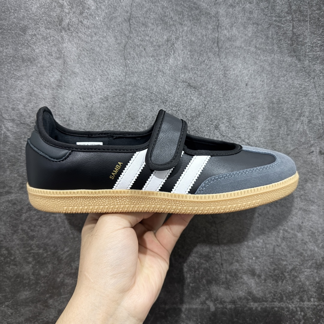【RS纯原头层】Adidas Samba Janes 玛丽珍板鞋懒人一脚蹬 Adidas Samba Janes采用皮革材质，Adidas Samba Janes的设计融合了经典与现代元素。它采用了玛丽珍鞋的特色设计，如鞋面上的扣带和环扣装饰，同时保留了Samba鞋的经典三道杠设计和橡胶大底。这款鞋的鞋型修长，中足偏窄，整体贴合感强，适合标准脚型和宽脚型的人群 货号：JQ6445 尺码：36-41-选品中心