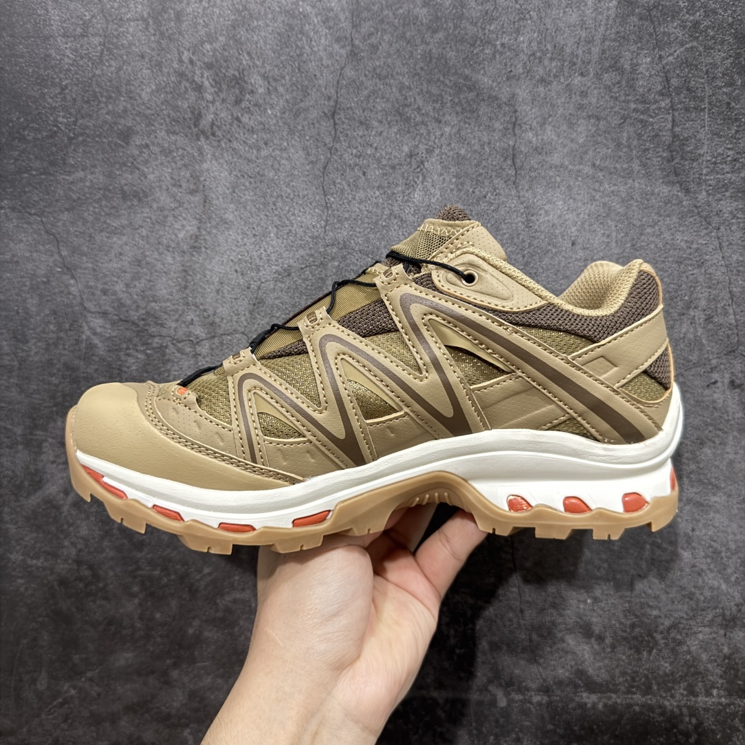 图片[2]-【W1版本】Salomon XT-QUEST ADV 萨洛蒙 时尚 舒适减震防滑耐磨 低帮跑步鞋 男女同款 477811 纯原外贸平台特供订单 耗时半年巨作 全套原纸板楦头开发 原厂特供网布配套加持 确保原汁原味 完美呈现版型 原档数据独家私模五层组合大底 男女鞋同步官方 原装Ortholite轻量化鞋垫 中底布带钢印编号 原厂TPU锁扣 进口港宝加持 后跟自然饱满 还原公司包裹性 基于 SALOMON 初代 XT 鞋身造型并搭载 4D ADVANCED CHASSIS™ 大底打造而成 为这款 XT-QUEST 带来了多项足部控制与保护等功能性 如在运动过程中控制左右晃动的过程而提高稳定性、改善长途越野过程中足中到足尖的过渡、提高感知岩石的精确度以抵抗尖锐物体对脚底的伤害以及采用动态缓冲来增强穿着舒适感 从而减轻疲劳感 使 XT-QUEST 成为一双舒适且安全的户外之履 尺码：36 36.5 37.5 38 38.5 39 40 40.5 41 42 42.5 43 44 44.5 45-选品中心