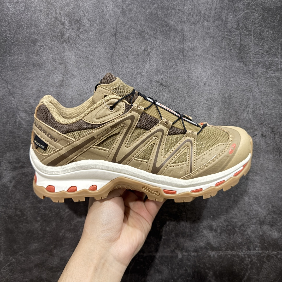【W1版本】Salomon XT-QUEST ADV 萨洛蒙 时尚 舒适减震防滑耐磨 低帮跑步鞋 男女同款 477811 纯原外贸平台特供订单 耗时半年巨作 全套原纸板楦头开发 原厂特供网布配套加持 确保原汁原味 完美呈现版型 原档数据独家私模五层组合大底 男女鞋同步官方 原装Ortholite轻量化鞋垫 中底布带钢印编号 原厂TPU锁扣 进口港宝加持 后跟自然饱满 还原公司包裹性 基于 SALOMON 初代 XT 鞋身造型并搭载 4D ADVANCED CHASSIS™ 大底打造而成 为这款 XT-QUEST 带来了多项足部控制与保护等功能性 如在运动过程中控制左右晃动的过程而提高稳定性、改善长途越野过程中足中到足尖的过渡、提高感知岩石的精确度以抵抗尖锐物体对脚底的伤害以及采用动态缓冲来增强穿着舒适感 从而减轻疲劳感 使 XT-QUEST 成为一双舒适且安全的户外之履 尺码:36 36.5 37.5 38 38.5 39 40 40.5 41 42 42.5 43 44 44.5 45-选品中心