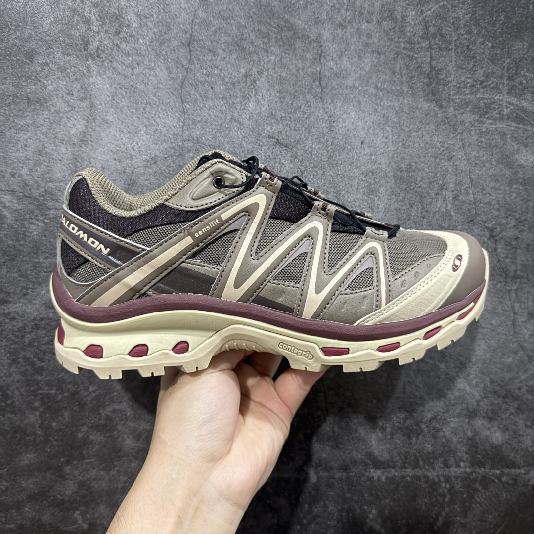 【W1版本】Salomon XT-QUEST ADV 萨洛蒙 时尚 舒适减震防滑耐磨 低帮跑步鞋 男女同款 478850 纯原外贸平台特供订单 耗时半年巨作 全套原纸板楦头开发 原厂特供网布配套加持 确保原汁原味 完美呈现版型 原档数据独家私模五层组合大底 男女鞋同步官方 原装Ortholite轻量化鞋垫 中底布带钢印编号 原厂TPU锁扣 进口港宝加持 后跟自然饱满 还原公司包裹性 基于 SALOMON 初代 XT 鞋身造型并搭载 4D ADVANCED CHASSIS™ 大底打造而成 为这款 XT-QUEST 带来了多项足部控制与保护等功能性 如在运动过程中控制左右晃动的过程而提高稳定性、改善长途越野过程中足中到足尖的过渡、提高感知岩石的精确度以抵抗尖锐物体对脚底的伤害以及采用动态缓冲来增强穿着舒适感 从而减轻疲劳感 使 XT-QUEST 成为一双舒适且安全的户外之履 尺码:36 36.5 37.5 38 38.5 39 40 40.5 41 42 42.5 43 44 44.5 45-选品中心