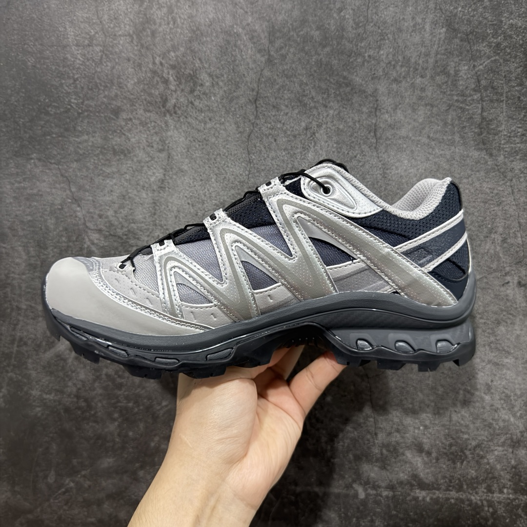 图片[2]-【W1版本】Salomon XT-QUEST ADV 萨洛蒙 时尚 舒适减震防滑耐磨 低帮跑步鞋 男女同款 478852 纯原外贸平台特供订单 耗时半年巨作 全套原纸板楦头开发 原厂特供网布配套加持 确保原汁原味 完美呈现版型 原档数据独家私模五层组合大底 男女鞋同步官方 原装Ortholite轻量化鞋垫 中底布带钢印编号 原厂TPU锁扣 进口港宝加持 后跟自然饱满 还原公司包裹性 基于 SALOMON 初代 XT 鞋身造型并搭载 4D ADVANCED CHASSIS™ 大底打造而成 为这款 XT-QUEST 带来了多项足部控制与保护等功能性 如在运动过程中控制左右晃动的过程而提高稳定性、改善长途越野过程中足中到足尖的过渡、提高感知岩石的精确度以抵抗尖锐物体对脚底的伤害以及采用动态缓冲来增强穿着舒适感 从而减轻疲劳感 使 XT-QUEST 成为一双舒适且安全的户外之履 尺码：36 36.5 37.5 38 38.5 39 40 40.5 41 42 42.5 43 44 44.5 45-选品中心