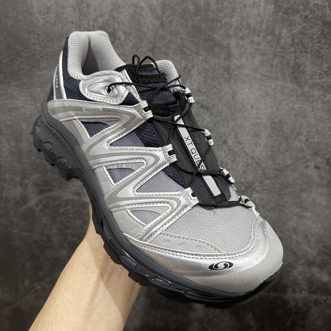 图片[3]-【W1版本】Salomon XT-QUEST ADV 萨洛蒙 时尚 舒适减震防滑耐磨 低帮跑步鞋 男女同款 478852 纯原外贸平台特供订单 耗时半年巨作 全套原纸板楦头开发 原厂特供网布配套加持 确保原汁原味 完美呈现版型 原档数据独家私模五层组合大底 男女鞋同步官方 原装Ortholite轻量化鞋垫 中底布带钢印编号 原厂TPU锁扣 进口港宝加持 后跟自然饱满 还原公司包裹性 基于 SALOMON 初代 XT 鞋身造型并搭载 4D ADVANCED CHASSIS™ 大底打造而成 为这款 XT-QUEST 带来了多项足部控制与保护等功能性 如在运动过程中控制左右晃动的过程而提高稳定性、改善长途越野过程中足中到足尖的过渡、提高感知岩石的精确度以抵抗尖锐物体对脚底的伤害以及采用动态缓冲来增强穿着舒适感 从而减轻疲劳感 使 XT-QUEST 成为一双舒适且安全的户外之履 尺码：36 36.5 37.5 38 38.5 39 40 40.5 41 42 42.5 43 44 44.5 45-选品中心