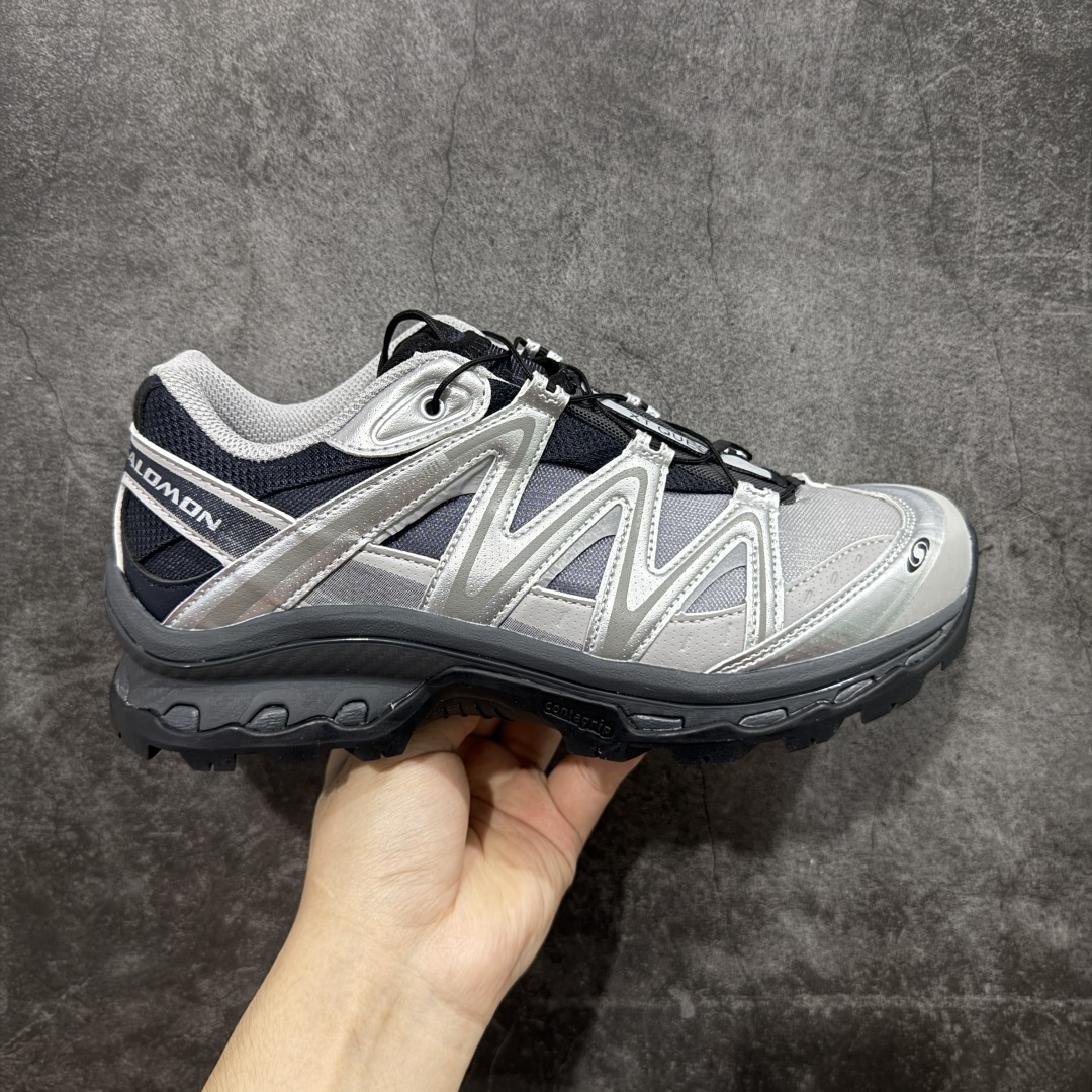 【W1版本】Salomon XT-QUEST ADV 萨洛蒙 时尚 舒适减震防滑耐磨 低帮跑步鞋 男女同款 478852 纯原外贸平台特供订单 耗时半年巨作 全套原纸板楦头开发 原厂特供网布配套加持 确保原汁原味 完美呈现版型 原档数据独家私模五层组合大底 男女鞋同步官方 原装Ortholite轻量化鞋垫 中底布带钢印编号 原厂TPU锁扣 进口港宝加持 后跟自然饱满 还原公司包裹性 基于 SALOMON 初代 XT 鞋身造型并搭载 4D ADVANCED CHASSIS™ 大底打造而成 为这款 XT-QUEST 带来了多项足部控制与保护等功能性 如在运动过程中控制左右晃动的过程而提高稳定性、改善长途越野过程中足中到足尖的过渡、提高感知岩石的精确度以抵抗尖锐物体对脚底的伤害以及采用动态缓冲来增强穿着舒适感 从而减轻疲劳感 使 XT-QUEST 成为一双舒适且安全的户外之履 尺码:36 36.5 37.5 38 38.5 39 40 40.5 41 42 42.5 43 44 44.5 45-选品中心