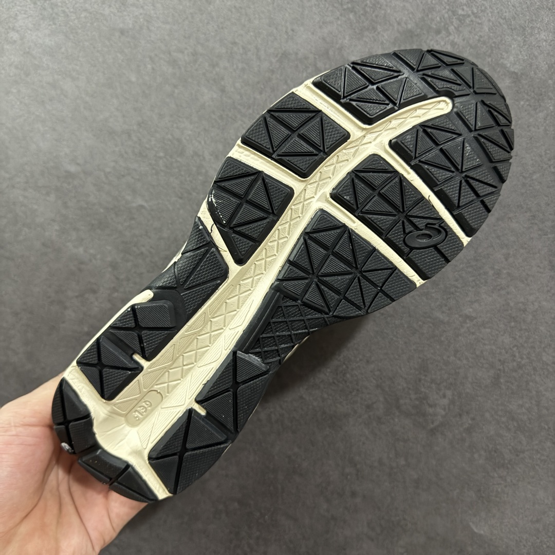 图片[9]-【K8版本】ASICS 亚瑟士 GEL-CONTEND 4缓震回弹透气跑步鞋 高颜值百搭入门级跑鞋 多层网面织物+植绒材质构成了亚瑟士logo图案，具有很高的品牌识别性。网面织物通风透气，植绒材料起到鞋面补强作用，提升跑鞋包裹性和使用寿命。亚瑟士核心就是稳定和缓震，即便GEL-CONTEND 4是最入门的产品，也还是有板有眼的。GEL-CONTEND 4的中底技术叫做AMPLIFOAM，表面上也就是EVA发泡材料的一种，在后跟下面植入GEL缓震胶，增加缓震能力。AHAR+防滑大底几乎布满整个鞋底，一方面能增加跑鞋的寿命，另外一方面在全掌覆盖同时能为足弓下方稳定性进行补强。 尺码：36-45 编码：YBB210220-选品中心