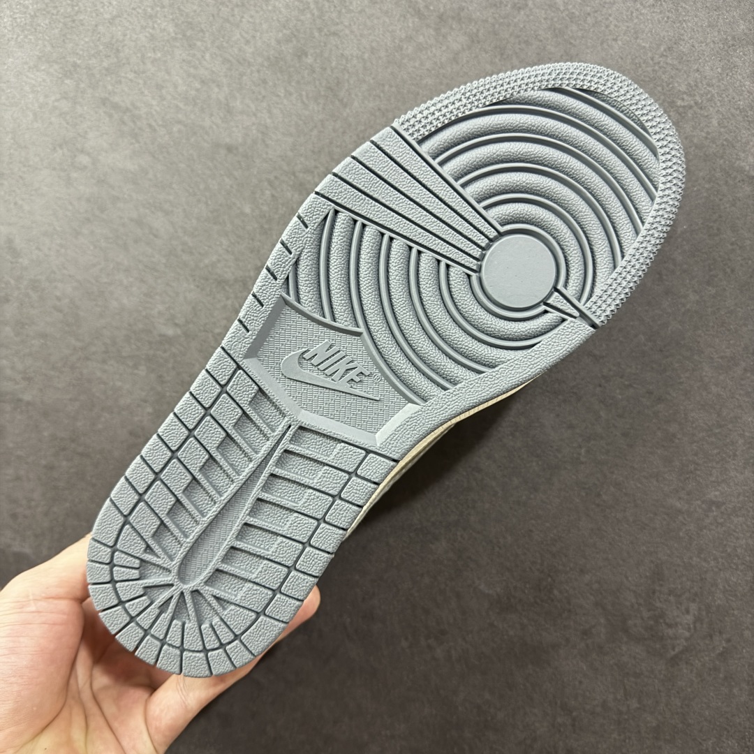 图片[9]-【定制版】Travis Scott x Nike Air Jordan 1 Low x Louis Vuitton Air Jordan 1 Low 反转灰白倒钩 纯原版本 全鞋采用原装头层皮，用料扎实 精雕细琢 鞋型极致还原 飞翼3D打印改良 深度立体 四线中底拉帮皮料选材 钢印 背胶一应俱全 全新批次 原装原模大底全鞋原厂定制皮料，手感细腻正确折边工艺 完美细节诠释 货号：XS7089 615 尺码：36 36.5 37.5 38 38.5 39 40 40.5 41 42 42.5 43 44 44.5 45 编码：HXSB330340-选品中心