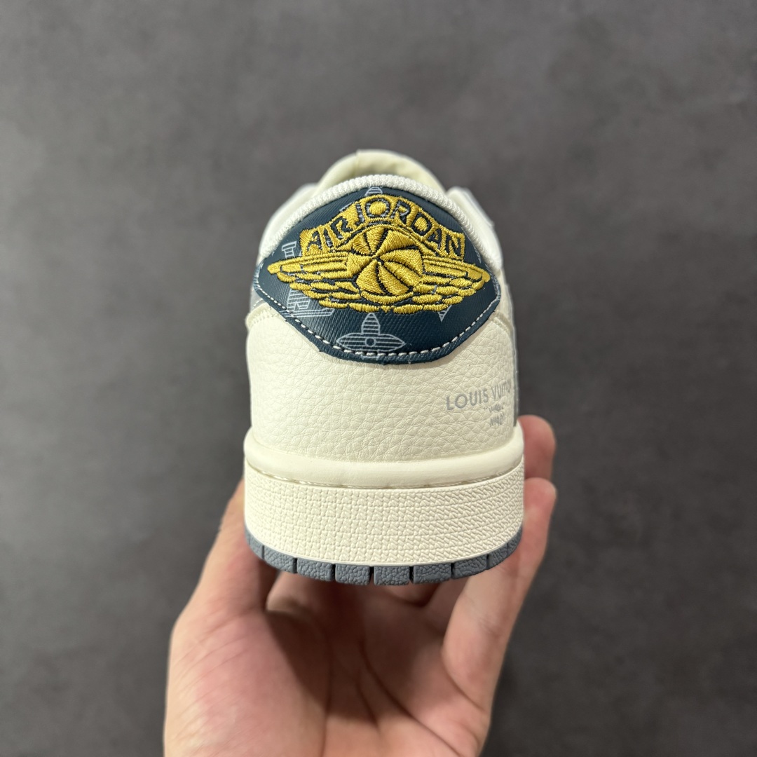 图片[4]-【定制版】Travis Scott x Nike Air Jordan 1 Low x Louis Vuitton Air Jordan 1 Low 反转灰白倒钩 纯原版本 全鞋采用原装头层皮，用料扎实 精雕细琢 鞋型极致还原 飞翼3D打印改良 深度立体 四线中底拉帮皮料选材 钢印 背胶一应俱全 全新批次 原装原模大底全鞋原厂定制皮料，手感细腻正确折边工艺 完美细节诠释 货号：XS7089 615 尺码：36 36.5 37.5 38 38.5 39 40 40.5 41 42 42.5 43 44 44.5 45 编码：HXSB330340-选品中心