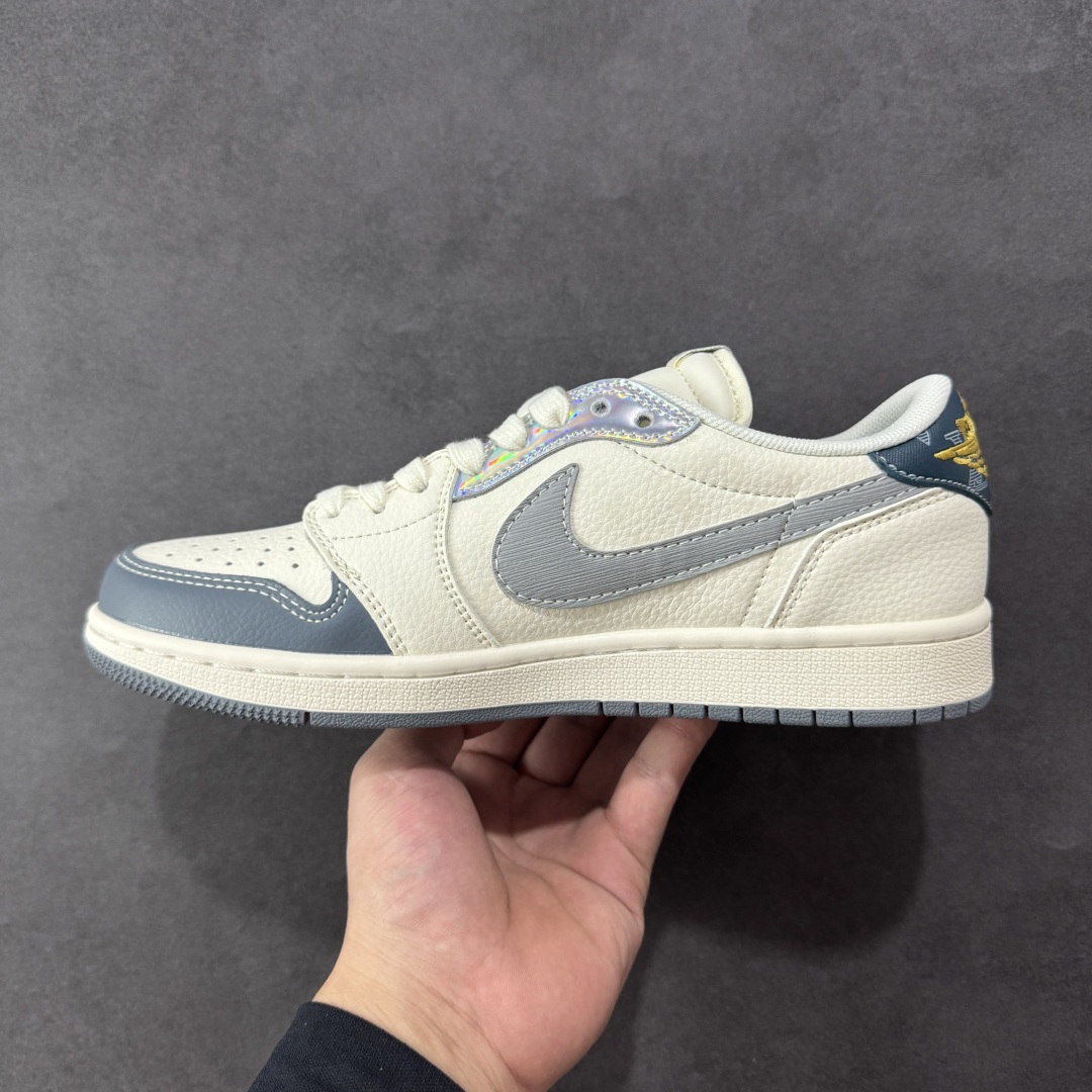 图片[2]-【定制版】Travis Scott x Nike Air Jordan 1 Low x Louis Vuitton Air Jordan 1 Low 反转灰白倒钩 纯原版本 全鞋采用原装头层皮，用料扎实 精雕细琢 鞋型极致还原 飞翼3D打印改良 深度立体 四线中底拉帮皮料选材 钢印 背胶一应俱全 全新批次 原装原模大底全鞋原厂定制皮料，手感细腻正确折边工艺 完美细节诠释 货号：XS7089 615 尺码：36 36.5 37.5 38 38.5 39 40 40.5 41 42 42.5 43 44 44.5 45 编码：HXSB330340-选品中心