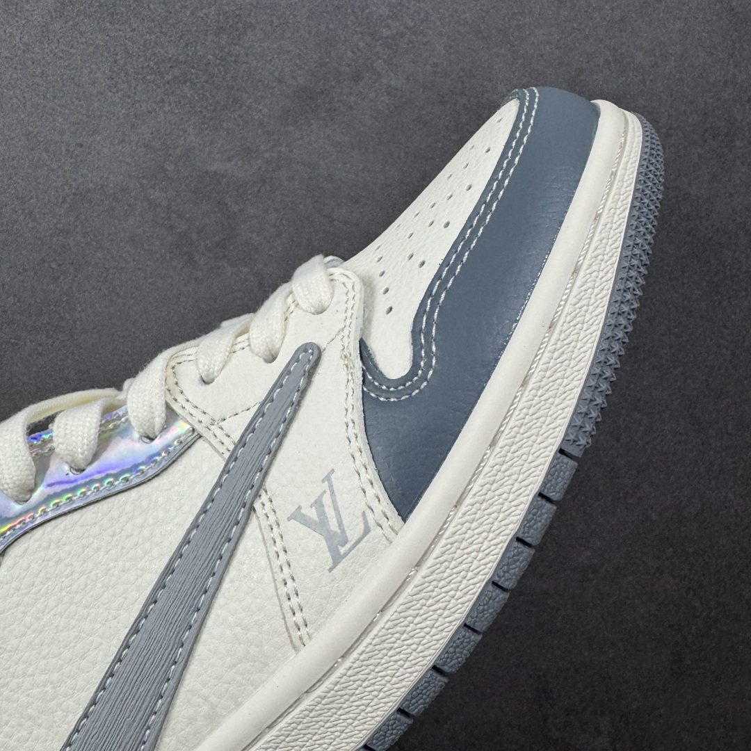 图片[5]-【定制版】Travis Scott x Nike Air Jordan 1 Low x Louis Vuitton Air Jordan 1 Low 反转灰白倒钩 纯原版本 全鞋采用原装头层皮，用料扎实 精雕细琢 鞋型极致还原 飞翼3D打印改良 深度立体 四线中底拉帮皮料选材 钢印 背胶一应俱全 全新批次 原装原模大底全鞋原厂定制皮料，手感细腻正确折边工艺 完美细节诠释 货号：XS7089 615 尺码：36 36.5 37.5 38 38.5 39 40 40.5 41 42 42.5 43 44 44.5 45 编码：HXSB330340-选品中心