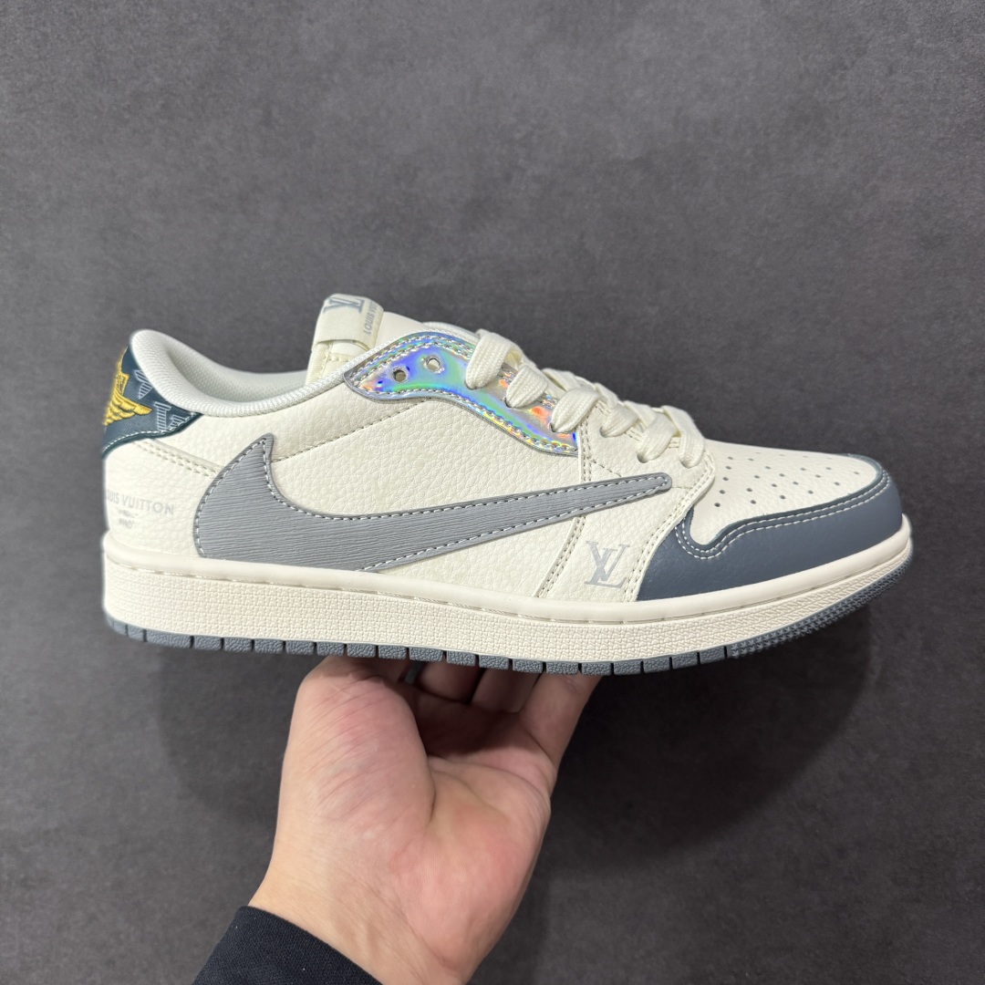 【定制版】Travis Scott x Nike Air Jordan 1 Low x Louis Vuitton Air Jordan 1 Low 反转灰白倒钩 纯原版本 全鞋采用原装头层皮,用料扎实 精雕细琢 鞋型极致还原 飞翼3D打印改良 深度立体 四线中底拉帮皮料选材 钢印 背胶一应俱全 全新批次 原装原模大底全鞋原厂定制皮料,手感细腻正确折边工艺 完美细节诠释 货号:XS7089 615 尺码:36 36.5 37.5 38 38.5 39 40 40.5 41 42 42.5 43 44 44.5 45 编码:HXSB330340-选品中心
