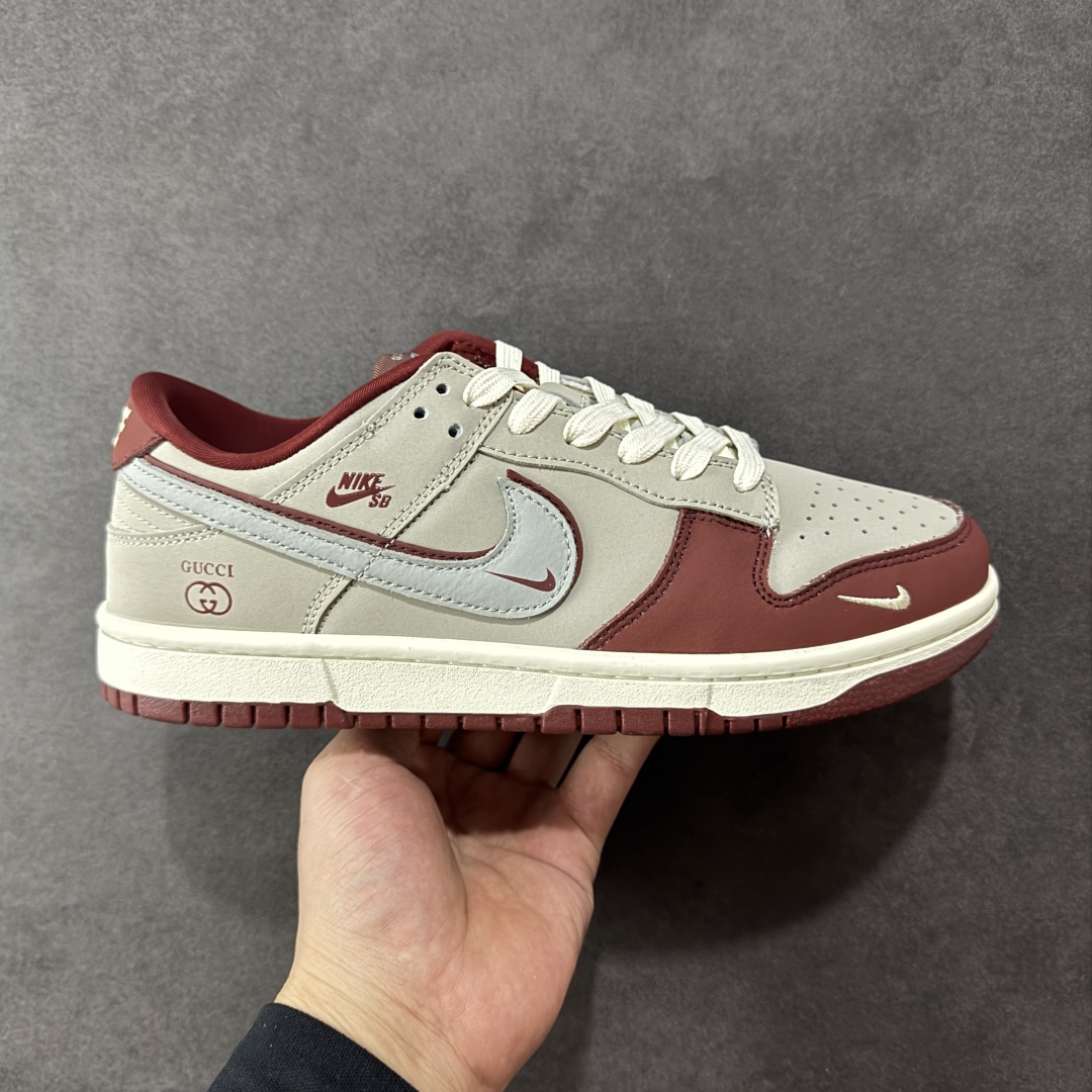 【定制版】Nike SB Dunk Low x GUCCI 红灰小勾 纯原大厂出品 原装头层材料 独家版型蒸餾加工 帶來的是更好的视觉和脚感体验 大厂纯原品质出货 清洁度 电绣工艺 皮料切割干净无任何毛边 细节完美 货号:XY2026 157 尺码:36 36.5 37.5 38 38.5 39 40 40.5 41 42 42.5 43 44 44.5 45 编码:HXSB330340-选品中心