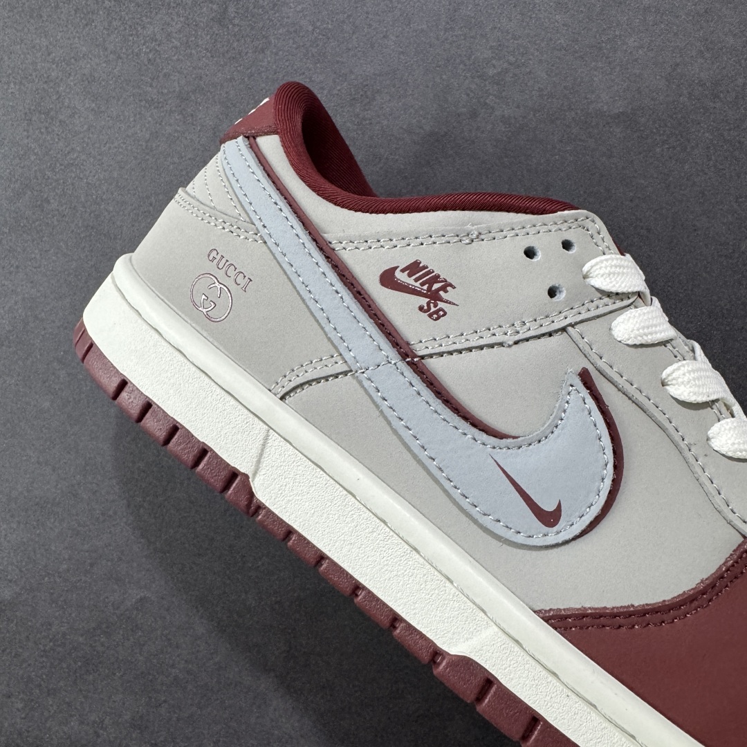 图片[6]-【定制版】Nike SB Dunk Low x GUCCI 红灰小勾 纯原大厂出品 原装头层材料 独家版型蒸餾加工 帶來的是更好的视觉和脚感体验 大厂纯原品质出货 清洁度 电绣工艺 皮料切割干净无任何毛边 细节完美 货号：XY2026 157 尺码：36 36.5 37.5 38 38.5 39 40 40.5 41 42 42.5 43 44 44.5 45 编码：HXSB330340-选品中心