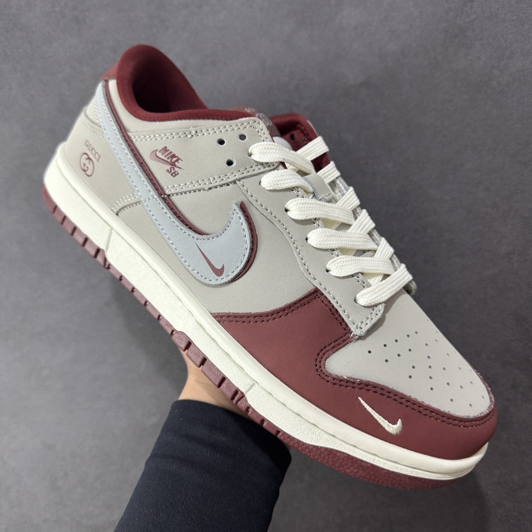 图片[3]-【定制版】Nike SB Dunk Low x GUCCI 红灰小勾 纯原大厂出品 原装头层材料 独家版型蒸餾加工 帶來的是更好的视觉和脚感体验 大厂纯原品质出货 清洁度 电绣工艺 皮料切割干净无任何毛边 细节完美 货号：XY2026 157 尺码：36 36.5 37.5 38 38.5 39 40 40.5 41 42 42.5 43 44 44.5 45 编码：HXSB330340-选品中心