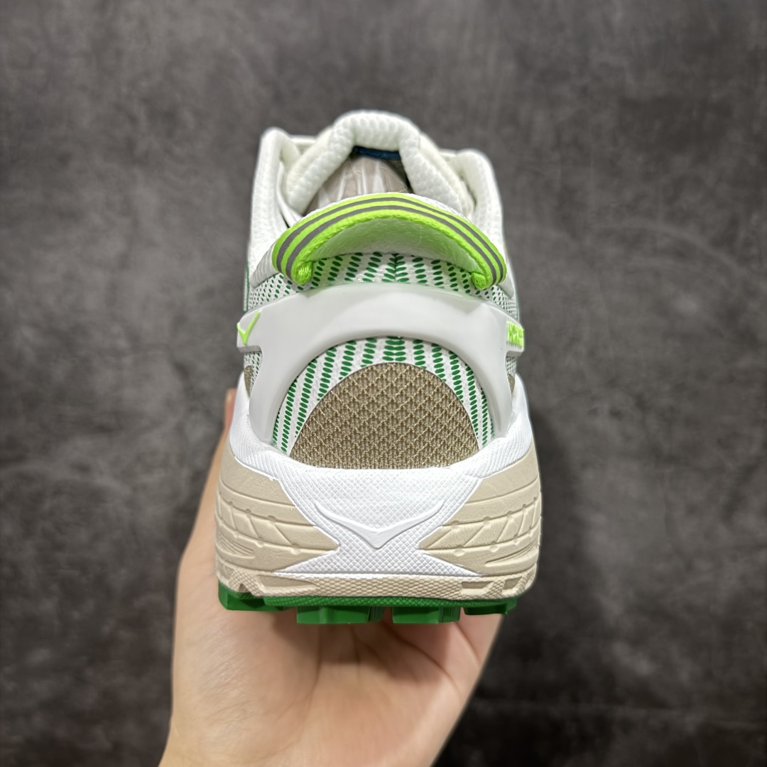 图片[4]-【公司级】HOKA ONE ONE Mafate Speed 2 Low 玛法特2代系列低帮轻量户外越野休闲运动慢跑鞋 HOKA ONE ONE 最近推出了一个胶囊系列 Origin Story 这个系列里的 Mafate Speed 2 可以说让我日思夜想有一阵子了 最近终于拔草 让我来分享一下这双也是上脚赞到爆的越野跑鞋吧 以阿尔卑斯山脉作为主题将亮黄色与蓝色调覆盖在这经典轮廓之上 配色的呈现效果相当亮眼 以至于很多人买这个配色是用来日常搭配的 鞋面采用超轻的无缝架构 轻薄的TPU贴在透气的鞋面材料上 减轻重量同时也保证了支撑性 鞋底则采用滚动平衡技术 引导跑者回归自然步态 祖传的神奇EVA材质中底依旧是一如既往地表现优秀 能提供充足的缓震 作为HOKA家的越野跑鞋 VIBRAM 橡胶大底也是必不可少的 即便在复杂湿滑的地形 依旧能有良好的抓地力及稳定性 鞋带采用了弹性不易松脱的扁宽弹性鞋带 前掌与中掌部分也进行了加宽 也更加适合亚洲人的脚型 是一款十分全面且足够强悍的户外硬核越野鞋 而这双极其亮眼的越野跑鞋恰好又是在江山一百中参赛的UTMB冠军 Ludovic POMMERET 夺冠时穿着的战靴 这就让它变得更加有吸引力了 用来日常搭配的话短裤是基本不挑 长裤我个人推荐阔腿裤 工装裤以及各种长筒牛仔裤都可以 尺码：36 36.5 37.5 38 38.5 39 40 40.5 41 42 42.5 43 44 44.5 45-选品中心