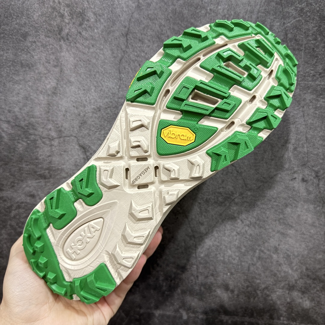 图片[9]-【公司级】HOKA ONE ONE Mafate Speed 2 Low 玛法特2代系列低帮轻量户外越野休闲运动慢跑鞋 HOKA ONE ONE 最近推出了一个胶囊系列 Origin Story 这个系列里的 Mafate Speed 2 可以说让我日思夜想有一阵子了 最近终于拔草 让我来分享一下这双也是上脚赞到爆的越野跑鞋吧 以阿尔卑斯山脉作为主题将亮黄色与蓝色调覆盖在这经典轮廓之上 配色的呈现效果相当亮眼 以至于很多人买这个配色是用来日常搭配的 鞋面采用超轻的无缝架构 轻薄的TPU贴在透气的鞋面材料上 减轻重量同时也保证了支撑性 鞋底则采用滚动平衡技术 引导跑者回归自然步态 祖传的神奇EVA材质中底依旧是一如既往地表现优秀 能提供充足的缓震 作为HOKA家的越野跑鞋 VIBRAM 橡胶大底也是必不可少的 即便在复杂湿滑的地形 依旧能有良好的抓地力及稳定性 鞋带采用了弹性不易松脱的扁宽弹性鞋带 前掌与中掌部分也进行了加宽 也更加适合亚洲人的脚型 是一款十分全面且足够强悍的户外硬核越野鞋 而这双极其亮眼的越野跑鞋恰好又是在江山一百中参赛的UTMB冠军 Ludovic POMMERET 夺冠时穿着的战靴 这就让它变得更加有吸引力了 用来日常搭配的话短裤是基本不挑 长裤我个人推荐阔腿裤 工装裤以及各种长筒牛仔裤都可以 尺码：36 36.5 37.5 38 38.5 39 40 40.5 41 42 42.5 43 44 44.5 45-选品中心