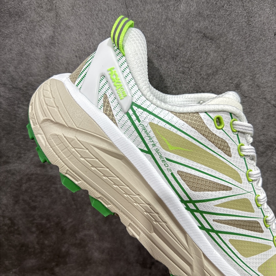 图片[7]-【公司级】HOKA ONE ONE Mafate Speed 2 Low 玛法特2代系列低帮轻量户外越野休闲运动慢跑鞋 HOKA ONE ONE 最近推出了一个胶囊系列 Origin Story 这个系列里的 Mafate Speed 2 可以说让我日思夜想有一阵子了 最近终于拔草 让我来分享一下这双也是上脚赞到爆的越野跑鞋吧 以阿尔卑斯山脉作为主题将亮黄色与蓝色调覆盖在这经典轮廓之上 配色的呈现效果相当亮眼 以至于很多人买这个配色是用来日常搭配的 鞋面采用超轻的无缝架构 轻薄的TPU贴在透气的鞋面材料上 减轻重量同时也保证了支撑性 鞋底则采用滚动平衡技术 引导跑者回归自然步态 祖传的神奇EVA材质中底依旧是一如既往地表现优秀 能提供充足的缓震 作为HOKA家的越野跑鞋 VIBRAM 橡胶大底也是必不可少的 即便在复杂湿滑的地形 依旧能有良好的抓地力及稳定性 鞋带采用了弹性不易松脱的扁宽弹性鞋带 前掌与中掌部分也进行了加宽 也更加适合亚洲人的脚型 是一款十分全面且足够强悍的户外硬核越野鞋 而这双极其亮眼的越野跑鞋恰好又是在江山一百中参赛的UTMB冠军 Ludovic POMMERET 夺冠时穿着的战靴 这就让它变得更加有吸引力了 用来日常搭配的话短裤是基本不挑 长裤我个人推荐阔腿裤 工装裤以及各种长筒牛仔裤都可以 尺码：36 36.5 37.5 38 38.5 39 40 40.5 41 42 42.5 43 44 44.5 45-选品中心
