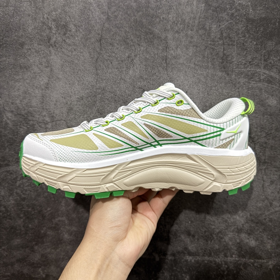 图片[2]-【公司级】HOKA ONE ONE Mafate Speed 2 Low 玛法特2代系列低帮轻量户外越野休闲运动慢跑鞋 HOKA ONE ONE 最近推出了一个胶囊系列 Origin Story 这个系列里的 Mafate Speed 2 可以说让我日思夜想有一阵子了 最近终于拔草 让我来分享一下这双也是上脚赞到爆的越野跑鞋吧 以阿尔卑斯山脉作为主题将亮黄色与蓝色调覆盖在这经典轮廓之上 配色的呈现效果相当亮眼 以至于很多人买这个配色是用来日常搭配的 鞋面采用超轻的无缝架构 轻薄的TPU贴在透气的鞋面材料上 减轻重量同时也保证了支撑性 鞋底则采用滚动平衡技术 引导跑者回归自然步态 祖传的神奇EVA材质中底依旧是一如既往地表现优秀 能提供充足的缓震 作为HOKA家的越野跑鞋 VIBRAM 橡胶大底也是必不可少的 即便在复杂湿滑的地形 依旧能有良好的抓地力及稳定性 鞋带采用了弹性不易松脱的扁宽弹性鞋带 前掌与中掌部分也进行了加宽 也更加适合亚洲人的脚型 是一款十分全面且足够强悍的户外硬核越野鞋 而这双极其亮眼的越野跑鞋恰好又是在江山一百中参赛的UTMB冠军 Ludovic POMMERET 夺冠时穿着的战靴 这就让它变得更加有吸引力了 用来日常搭配的话短裤是基本不挑 长裤我个人推荐阔腿裤 工装裤以及各种长筒牛仔裤都可以 尺码：36 36.5 37.5 38 38.5 39 40 40.5 41 42 42.5 43 44 44.5 45-选品中心