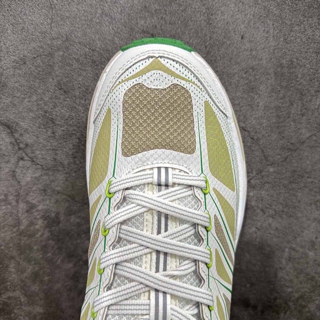 图片[5]-【公司级】HOKA ONE ONE Mafate Speed 2 Low 玛法特2代系列低帮轻量户外越野休闲运动慢跑鞋 HOKA ONE ONE 最近推出了一个胶囊系列 Origin Story 这个系列里的 Mafate Speed 2 可以说让我日思夜想有一阵子了 最近终于拔草 让我来分享一下这双也是上脚赞到爆的越野跑鞋吧 以阿尔卑斯山脉作为主题将亮黄色与蓝色调覆盖在这经典轮廓之上 配色的呈现效果相当亮眼 以至于很多人买这个配色是用来日常搭配的 鞋面采用超轻的无缝架构 轻薄的TPU贴在透气的鞋面材料上 减轻重量同时也保证了支撑性 鞋底则采用滚动平衡技术 引导跑者回归自然步态 祖传的神奇EVA材质中底依旧是一如既往地表现优秀 能提供充足的缓震 作为HOKA家的越野跑鞋 VIBRAM 橡胶大底也是必不可少的 即便在复杂湿滑的地形 依旧能有良好的抓地力及稳定性 鞋带采用了弹性不易松脱的扁宽弹性鞋带 前掌与中掌部分也进行了加宽 也更加适合亚洲人的脚型 是一款十分全面且足够强悍的户外硬核越野鞋 而这双极其亮眼的越野跑鞋恰好又是在江山一百中参赛的UTMB冠军 Ludovic POMMERET 夺冠时穿着的战靴 这就让它变得更加有吸引力了 用来日常搭配的话短裤是基本不挑 长裤我个人推荐阔腿裤 工装裤以及各种长筒牛仔裤都可以 尺码：36 36.5 37.5 38 38.5 39 40 40.5 41 42 42.5 43 44 44.5 45-选品中心