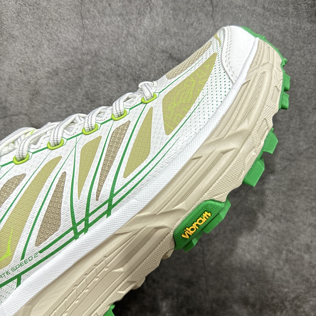 图片[6]-【公司级】HOKA ONE ONE Mafate Speed 2 Low 玛法特2代系列低帮轻量户外越野休闲运动慢跑鞋 HOKA ONE ONE 最近推出了一个胶囊系列 Origin Story 这个系列里的 Mafate Speed 2 可以说让我日思夜想有一阵子了 最近终于拔草 让我来分享一下这双也是上脚赞到爆的越野跑鞋吧 以阿尔卑斯山脉作为主题将亮黄色与蓝色调覆盖在这经典轮廓之上 配色的呈现效果相当亮眼 以至于很多人买这个配色是用来日常搭配的 鞋面采用超轻的无缝架构 轻薄的TPU贴在透气的鞋面材料上 减轻重量同时也保证了支撑性 鞋底则采用滚动平衡技术 引导跑者回归自然步态 祖传的神奇EVA材质中底依旧是一如既往地表现优秀 能提供充足的缓震 作为HOKA家的越野跑鞋 VIBRAM 橡胶大底也是必不可少的 即便在复杂湿滑的地形 依旧能有良好的抓地力及稳定性 鞋带采用了弹性不易松脱的扁宽弹性鞋带 前掌与中掌部分也进行了加宽 也更加适合亚洲人的脚型 是一款十分全面且足够强悍的户外硬核越野鞋 而这双极其亮眼的越野跑鞋恰好又是在江山一百中参赛的UTMB冠军 Ludovic POMMERET 夺冠时穿着的战靴 这就让它变得更加有吸引力了 用来日常搭配的话短裤是基本不挑 长裤我个人推荐阔腿裤 工装裤以及各种长筒牛仔裤都可以 尺码：36 36.5 37.5 38 38.5 39 40 40.5 41 42 42.5 43 44 44.5 45-选品中心