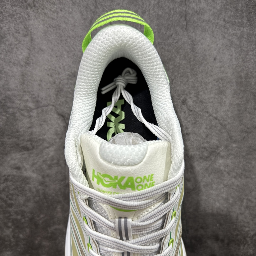图片[8]-【公司级】HOKA ONE ONE Mafate Speed 2 Low 玛法特2代系列低帮轻量户外越野休闲运动慢跑鞋 HOKA ONE ONE 最近推出了一个胶囊系列 Origin Story 这个系列里的 Mafate Speed 2 可以说让我日思夜想有一阵子了 最近终于拔草 让我来分享一下这双也是上脚赞到爆的越野跑鞋吧 以阿尔卑斯山脉作为主题将亮黄色与蓝色调覆盖在这经典轮廓之上 配色的呈现效果相当亮眼 以至于很多人买这个配色是用来日常搭配的 鞋面采用超轻的无缝架构 轻薄的TPU贴在透气的鞋面材料上 减轻重量同时也保证了支撑性 鞋底则采用滚动平衡技术 引导跑者回归自然步态 祖传的神奇EVA材质中底依旧是一如既往地表现优秀 能提供充足的缓震 作为HOKA家的越野跑鞋 VIBRAM 橡胶大底也是必不可少的 即便在复杂湿滑的地形 依旧能有良好的抓地力及稳定性 鞋带采用了弹性不易松脱的扁宽弹性鞋带 前掌与中掌部分也进行了加宽 也更加适合亚洲人的脚型 是一款十分全面且足够强悍的户外硬核越野鞋 而这双极其亮眼的越野跑鞋恰好又是在江山一百中参赛的UTMB冠军 Ludovic POMMERET 夺冠时穿着的战靴 这就让它变得更加有吸引力了 用来日常搭配的话短裤是基本不挑 长裤我个人推荐阔腿裤 工装裤以及各种长筒牛仔裤都可以 尺码：36 36.5 37.5 38 38.5 39 40 40.5 41 42 42.5 43 44 44.5 45-选品中心