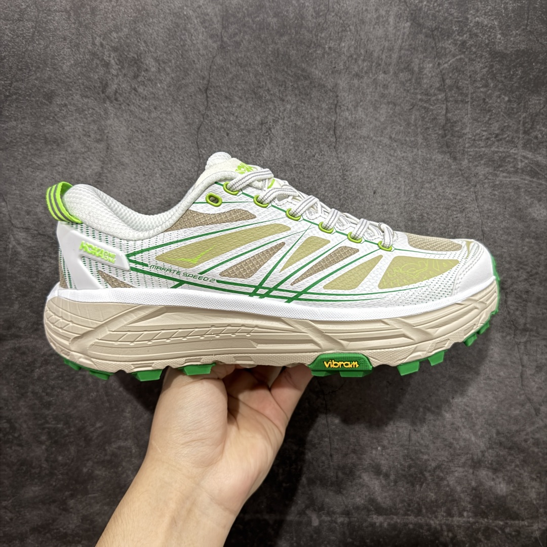 【公司级】HOKA ONE ONE Mafate Speed 2 Low 玛法特2代系列低帮轻量户外越野休闲运动慢跑鞋 HOKA ONE ONE 最近推出了一个胶囊系列 Origin Story 这个系列里的 Mafate Speed 2 可以说让我日思夜想有一阵子了 最近终于拔草 让我来分享一下这双也是上脚赞到爆的越野跑鞋吧 以阿尔卑斯山脉作为主题将亮黄色与蓝色调覆盖在这经典轮廓之上 配色的呈现效果相当亮眼 以至于很多人买这个配色是用来日常搭配的 鞋面采用超轻的无缝架构 轻薄的TPU贴在透气的鞋面材料上 减轻重量同时也保证了支撑性 鞋底则采用滚动平衡技术 引导跑者回归自然步态 祖传的神奇EVA材质中底依旧是一如既往地表现优秀 能提供充足的缓震 作为HOKA家的越野跑鞋 VIBRAM 橡胶大底也是必不可少的 即便在复杂湿滑的地形 依旧能有良好的抓地力及稳定性 鞋带采用了弹性不易松脱的扁宽弹性鞋带 前掌与中掌部分也进行了加宽 也更加适合亚洲人的脚型 是一款十分全面且足够强悍的户外硬核越野鞋 而这双极其亮眼的越野跑鞋恰好又是在江山一百中参赛的UTMB冠军 Ludovic POMMERET 夺冠时穿着的战靴 这就让它变得更加有吸引力了 用来日常搭配的话短裤是基本不挑 长裤我个人推荐阔腿裤 工装裤以及各种长筒牛仔裤都可以 尺码:36 36.5 37.5 38 38.5 39 40 40.5 41 42 42.5 43 44 44.5 45-选品中心