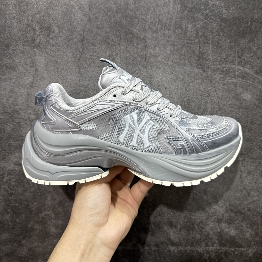 【纯原版】韩国洋基队NY大标潮流老爹鞋 MLB小白鞋复古轻便增高运动鞋新款绑带时尚潮流百搭 原材料打造 原楦原档案数据开发版型 完美鞋头弧度/后套收口效果🆚市面文案版本‼️ 原厂立体填充鞋舌海绵 中底注胶孔原数据开发模具大底 原厂转印标 保证不掉字 内增高6cm 原厂1:1模具开发 原厂进口纳米材质 原厂 全套手提袋 原盒雷射防伪标包装 天猫订单品质 官网尺码35 36 36.5 37.5 38 38.5 39 40 40.5 41 42 42.5 43 44 45-选品中心