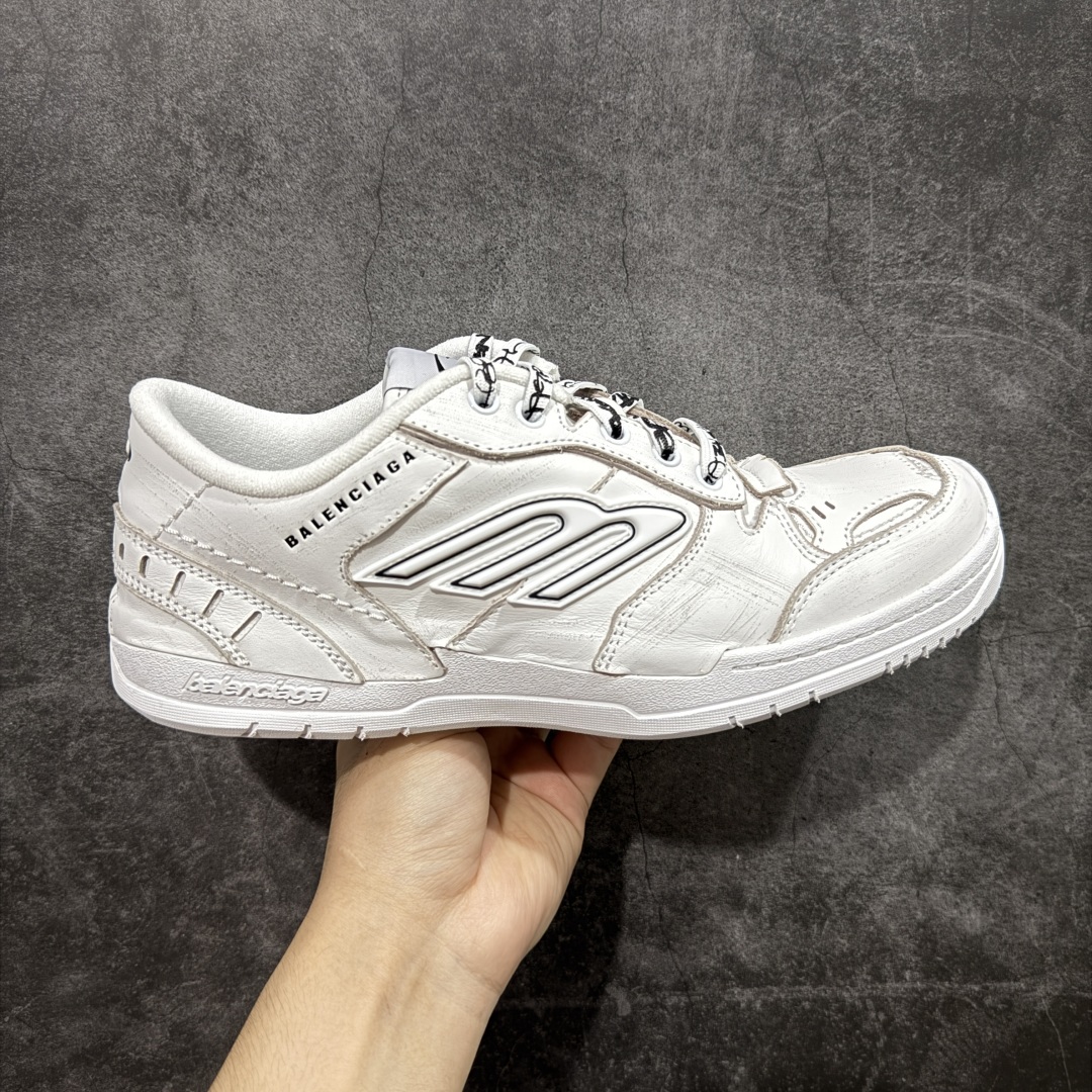 【XA纯原版】Balenciaga Hamptons Worn-Out 巴黎世家十八18代 涤纶(聚酯纤维)牛皮革 圆头系带 低帮 生活休闲鞋板鞋 全套原纸板楦头开发 最原汁原味的灵魂版型 全鞋荧光划线卡点 胶水把控整洁度追求极致完美 每一双都是工艺品 多重QC质检 超越公司货的品控标准 实实在在的免检产品 原盒原配 正确字体电绣 粗细、位置、大小正确 侧边TPU 透气孔匹配意产原版 正确分离大底 TPU软底 原版一致大底LOGO 立体感十足 原厂皮料水洗做旧 采购原厂网纱 偏大一码 尺码:35 36 37 38 39 40 41 42 43 44 45 46-选品中心