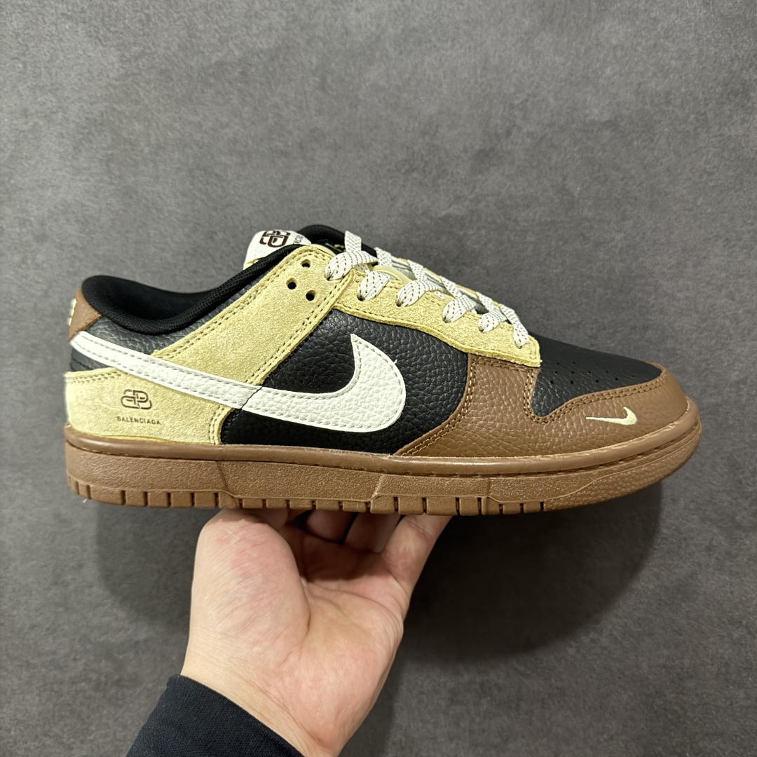 【定制版】Nike SB Dunk Low “巴黎世家联名---米白黑棕”高端定制 低帮休闲板鞋 定制鞋盒 大厂纯原品质出货 超高清洁度 皮料切割干净无任何毛边 细节完美 货号:FX1588-313 尺码:36 36.5 37.5 38 38.5 39 40 40.5 41 42 42.5 43 44 44.5 45 编码:QFB310320-选品中心