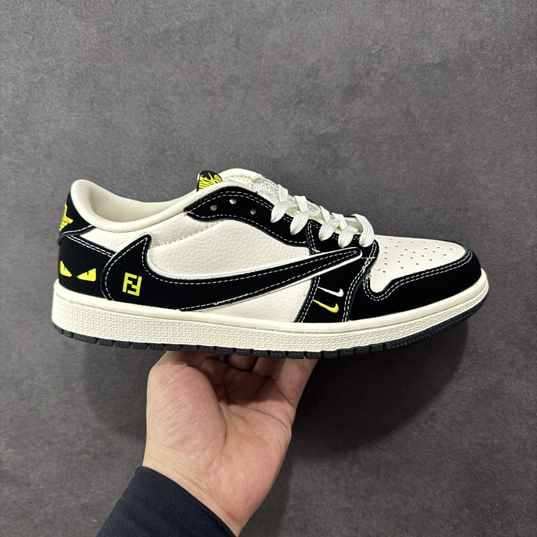 【定制版】Travis Scott x Fragment Design x Air Jordan 1 Low OG SP AJ1 乔1 芬迪联名 小怪兽 低帮文化休闲板鞋  #多方联名合作融合了Travis Scott 独特的音乐风格,藤原浩个性的设计风格以及Jordan品牌的经典元素 使其成为一双具有独特身份和价值的鞋子 清新而立体的外观加上联名标识更突出了其独特身份 这种配色方案显示出活力和时尚感 在视觉上引人注目 鞋身的质感和细腻的细节处理使其显得高端而格调十足 这款“倒钩”联名是设计与创意完美结合 融合多方的个性风格是一款备受瞩目的潮流鞋款 货号:XS2024-072  尺码:36 36.5 37.5 38 38.5 39 40 40.5 41 42 42.5 43 44 44.5 45 编码:HXSB330340-选品中心