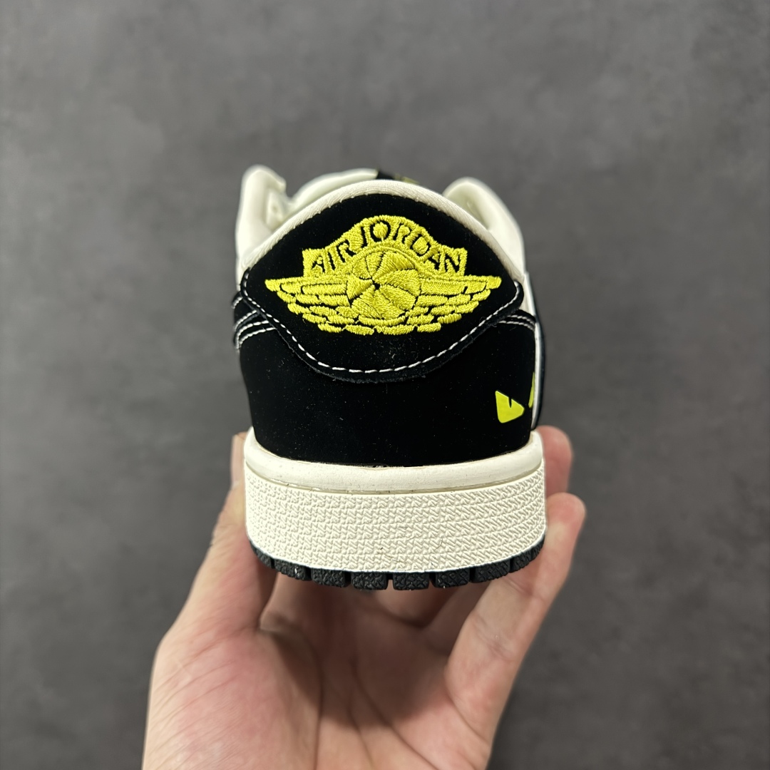 图片[4]-【定制版】Travis Scott x Fragment Design x Air Jordan 1 Low OG SP AJ1 乔1 芬迪联名 小怪兽 低帮文化休闲板鞋  #多方联名合作融合了Travis Scott 独特的音乐风格，藤原浩个性的设计风格以及Jordan品牌的经典元素 使其成为一双具有独特身份和价值的鞋子 清新而立体的外观加上联名标识更突出了其独特身份 这种配色方案显示出活力和时尚感 在视觉上引人注目 鞋身的质感和细腻的细节处理使其显得高端而格调十足 这款“倒钩”联名是设计与创意完美结合 融合多方的个性风格是一款备受瞩目的潮流鞋款 货号：XS2024-072  尺码：36 36.5 37.5 38 38.5 39 40 40.5 41 42 42.5 43 44 44.5 45 编码：HXSB330340-选品中心