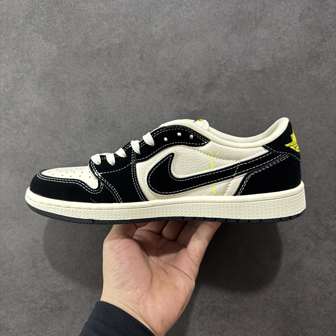 图片[2]-【定制版】Travis Scott x Fragment Design x Air Jordan 1 Low OG SP AJ1 乔1 芬迪联名 小怪兽 低帮文化休闲板鞋  #多方联名合作融合了Travis Scott 独特的音乐风格，藤原浩个性的设计风格以及Jordan品牌的经典元素 使其成为一双具有独特身份和价值的鞋子 清新而立体的外观加上联名标识更突出了其独特身份 这种配色方案显示出活力和时尚感 在视觉上引人注目 鞋身的质感和细腻的细节处理使其显得高端而格调十足 这款“倒钩”联名是设计与创意完美结合 融合多方的个性风格是一款备受瞩目的潮流鞋款 货号：XS2024-072  尺码：36 36.5 37.5 38 38.5 39 40 40.5 41 42 42.5 43 44 44.5 45 编码：HXSB330340-选品中心